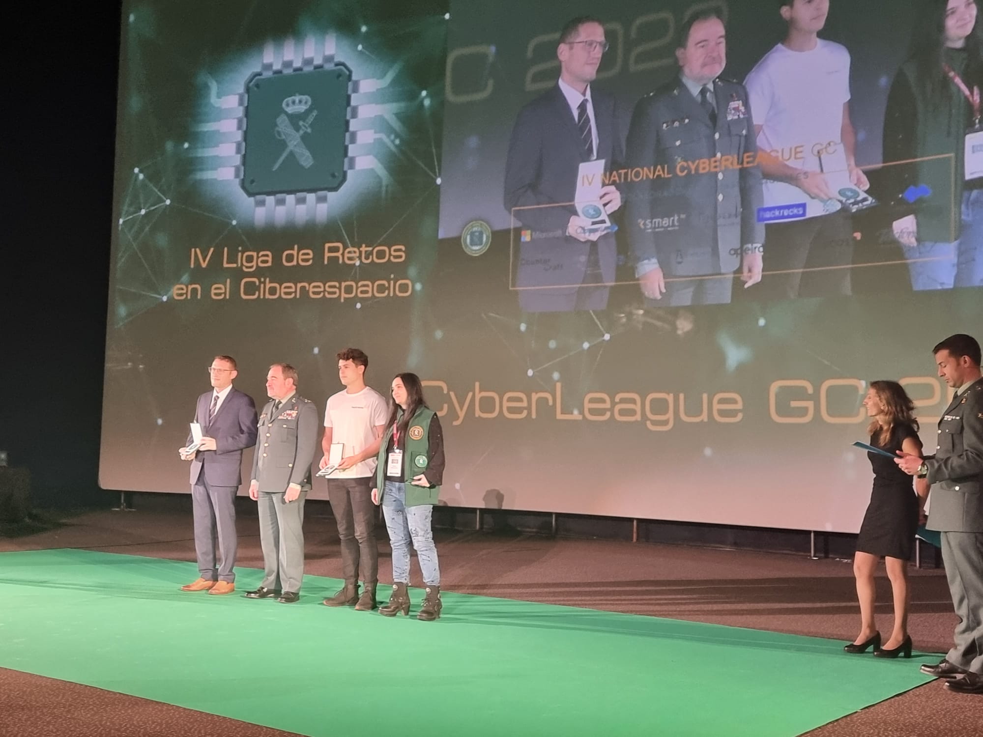 Miguel Ángel García, director de Escudo Digital, recogiendo el premio. Miguel Ángel García, director de Escudo Digital, recogiendo el premio.