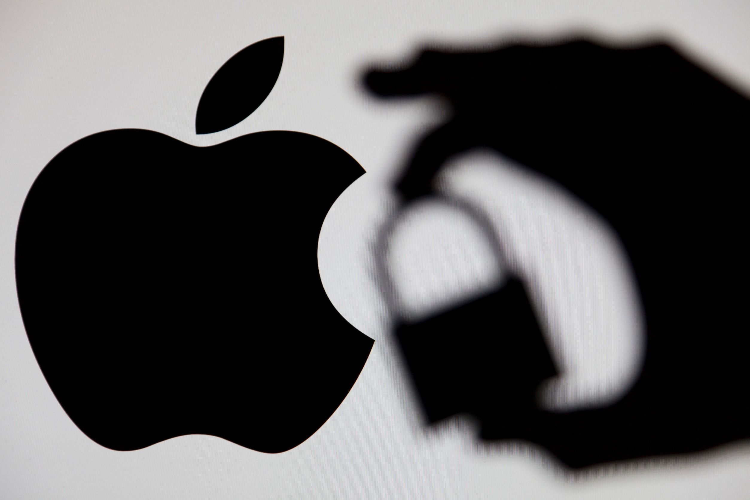 Con la popularización de los dispositivos Apple a finales de la década de 2000 también comenzaron sus problemas de seguridad.