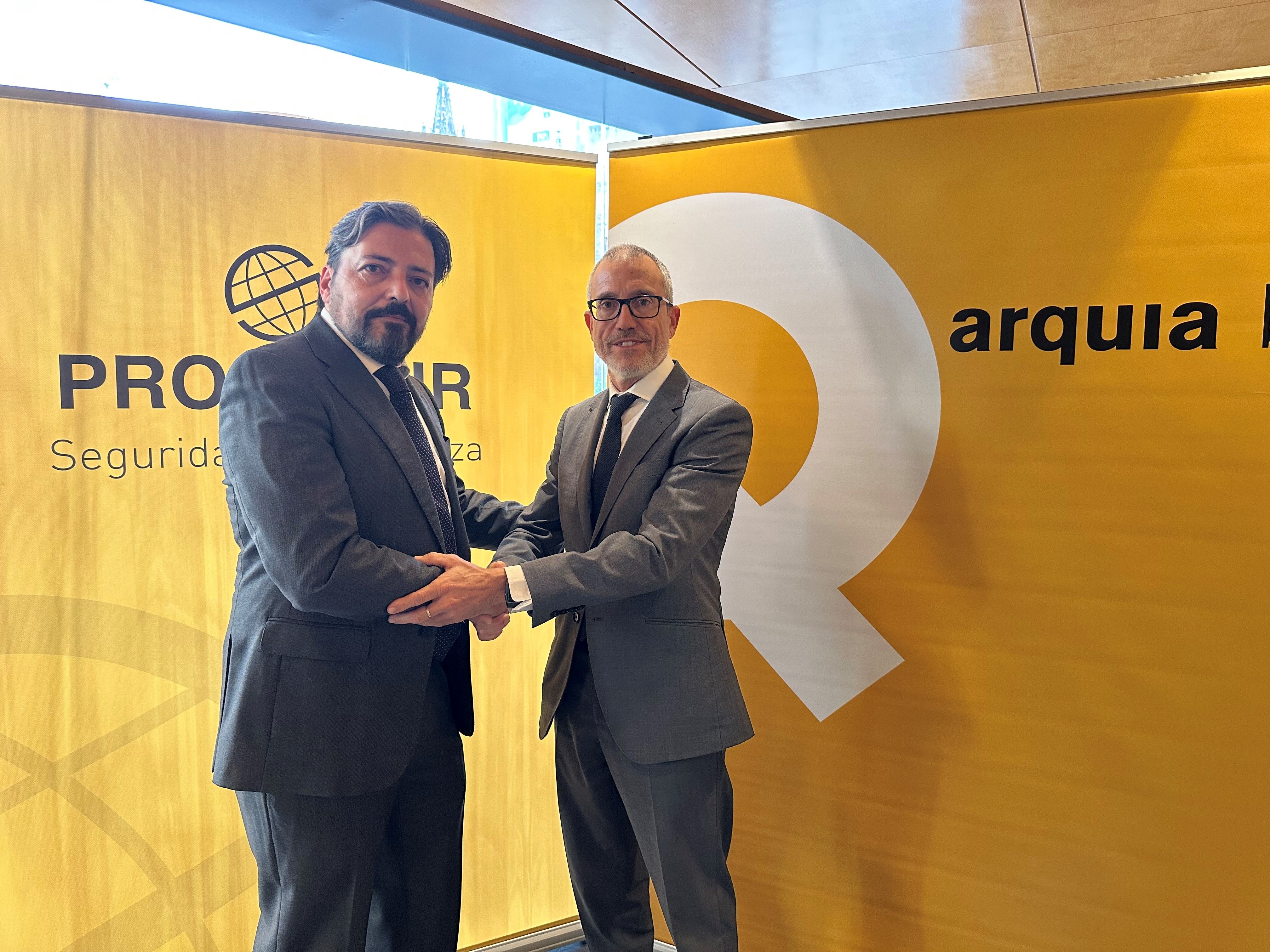 Carlos Botán Tomás, Área Manager de Prosegur Cash y Gerente de Zona Cataluña, Levante y Baleares en Prosegur, y Jordi Nadal, Director General Adjunto de Arquia Banca. Carlos Botán Tomás, Área Manager de Prosegur Cash y Gerente de Zona Cataluña, Levante y Baleares en Prosegur, y Jordi Nadal, Director General Adjunto de Arquia Banca.