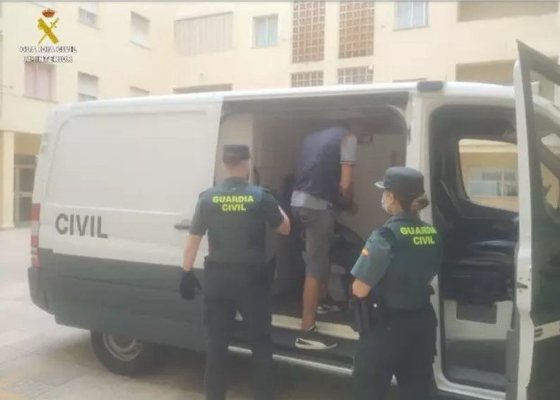 Uno de los detenidos en la operación. Foto: Europa Press. Uno de los detenidos en la operación. Foto: Europa Press.