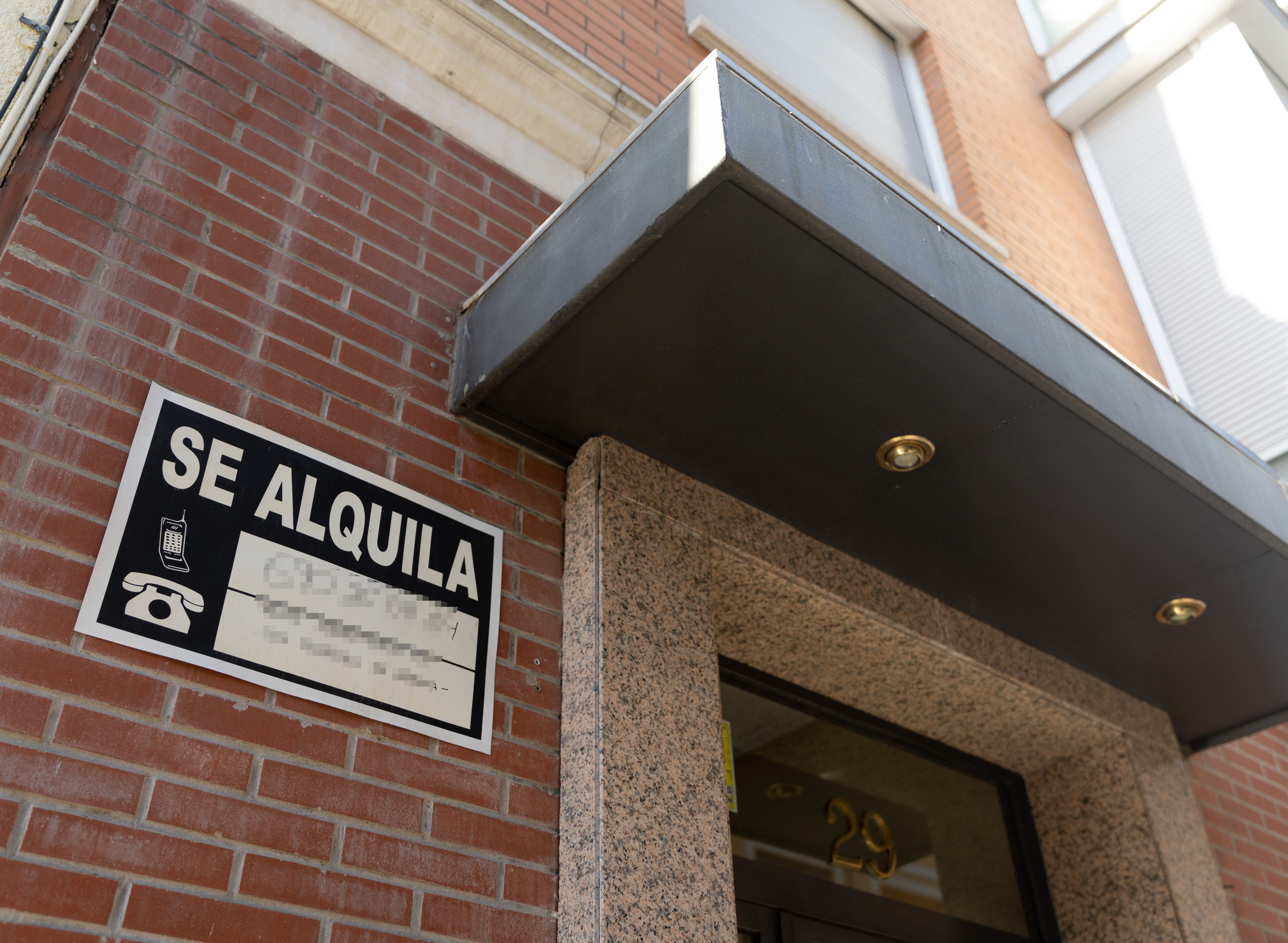 Cártel de piso en alquiler en Madrid (Foto: Eduardo Parra / Europa Press)