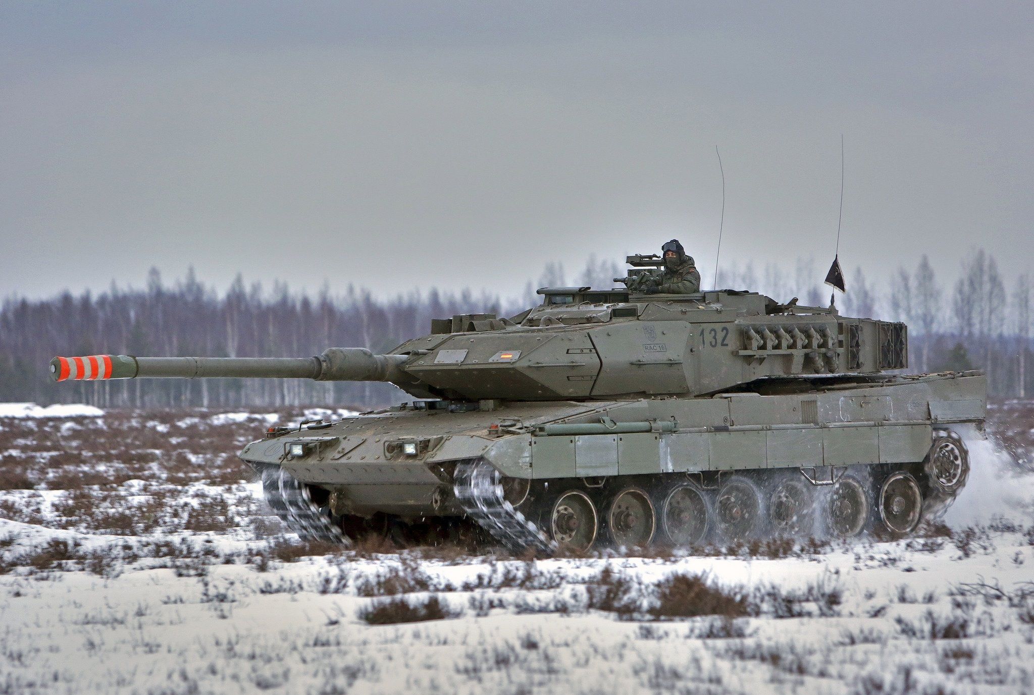Un carro de combate 'Leopardo 2E' de la BRI X durante una anterior misión en Letonia. Foto: EuropaPress.