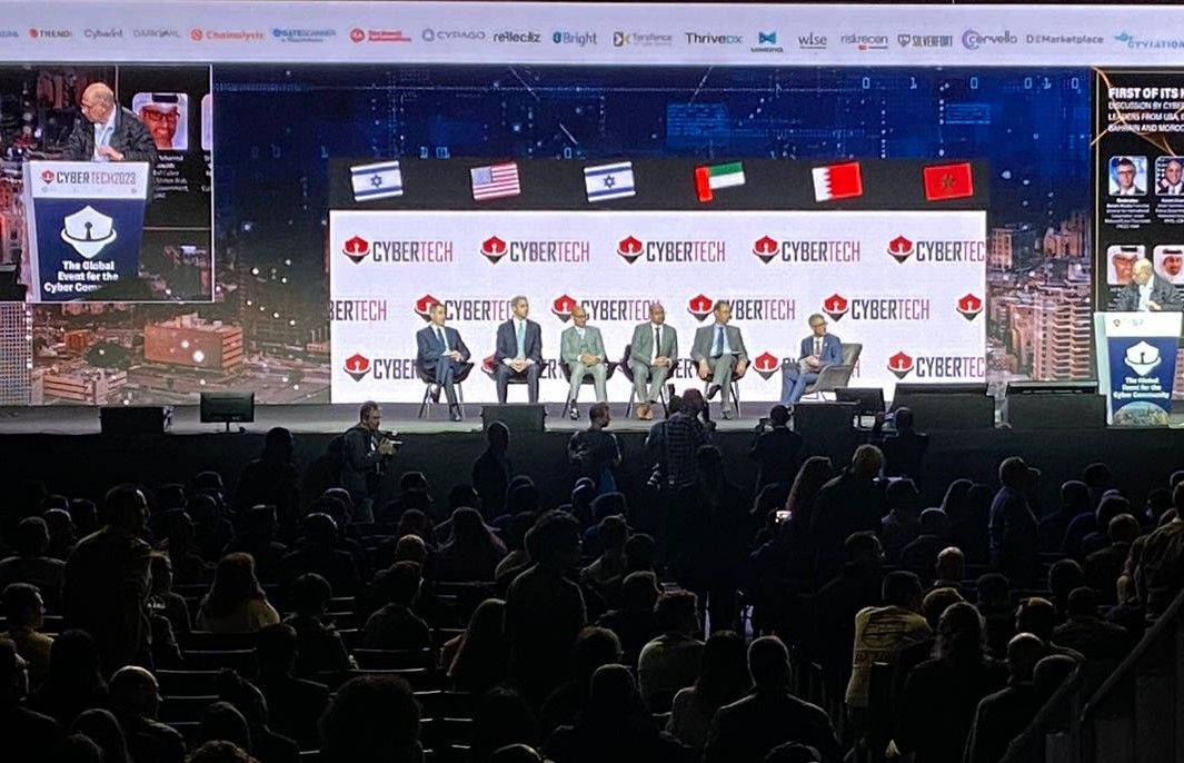 Mesa redonda. Mesa redonda.