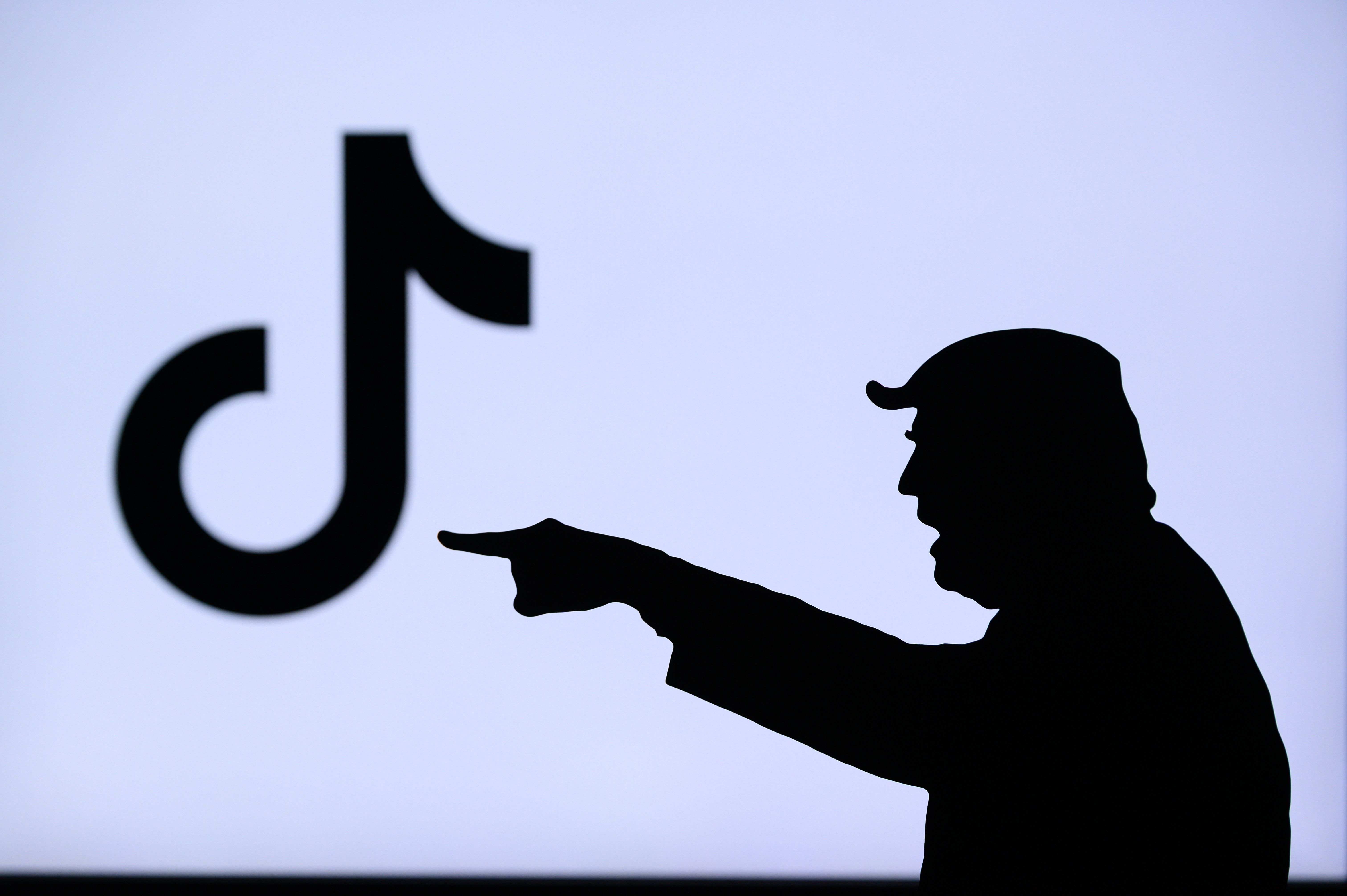 Isotipo de TikTok frente a silueta de Donald Trump.