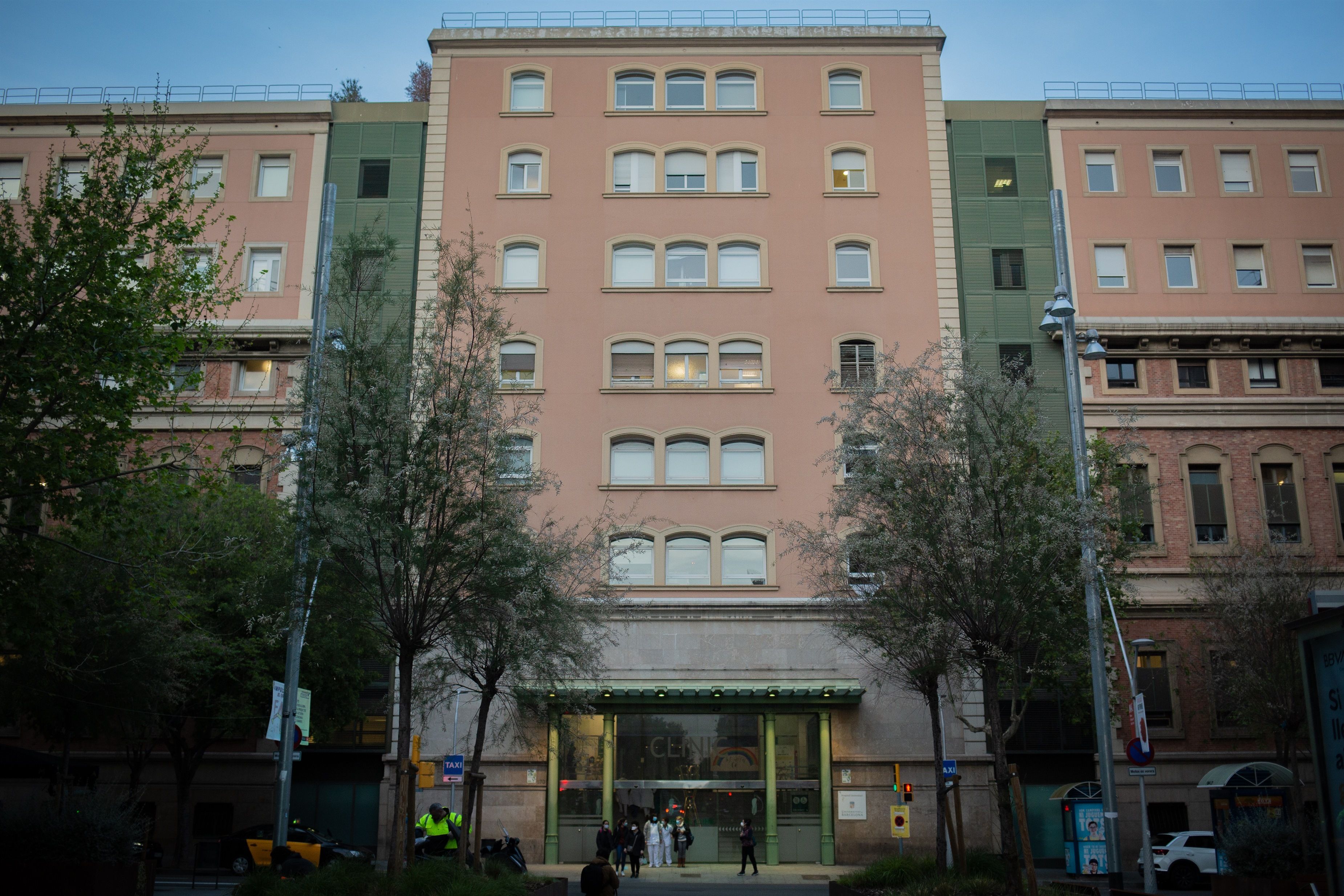 Fachada principal del Hospital Clínic de Barcelona (Foto: David Zorrakino/Europa Press)