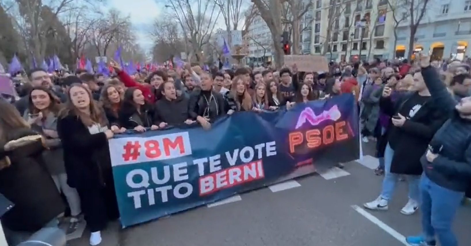 Pancarta 'Que te vote Tito Berni', apoyada por Nuevas Generaciones. Foto: NNGG.