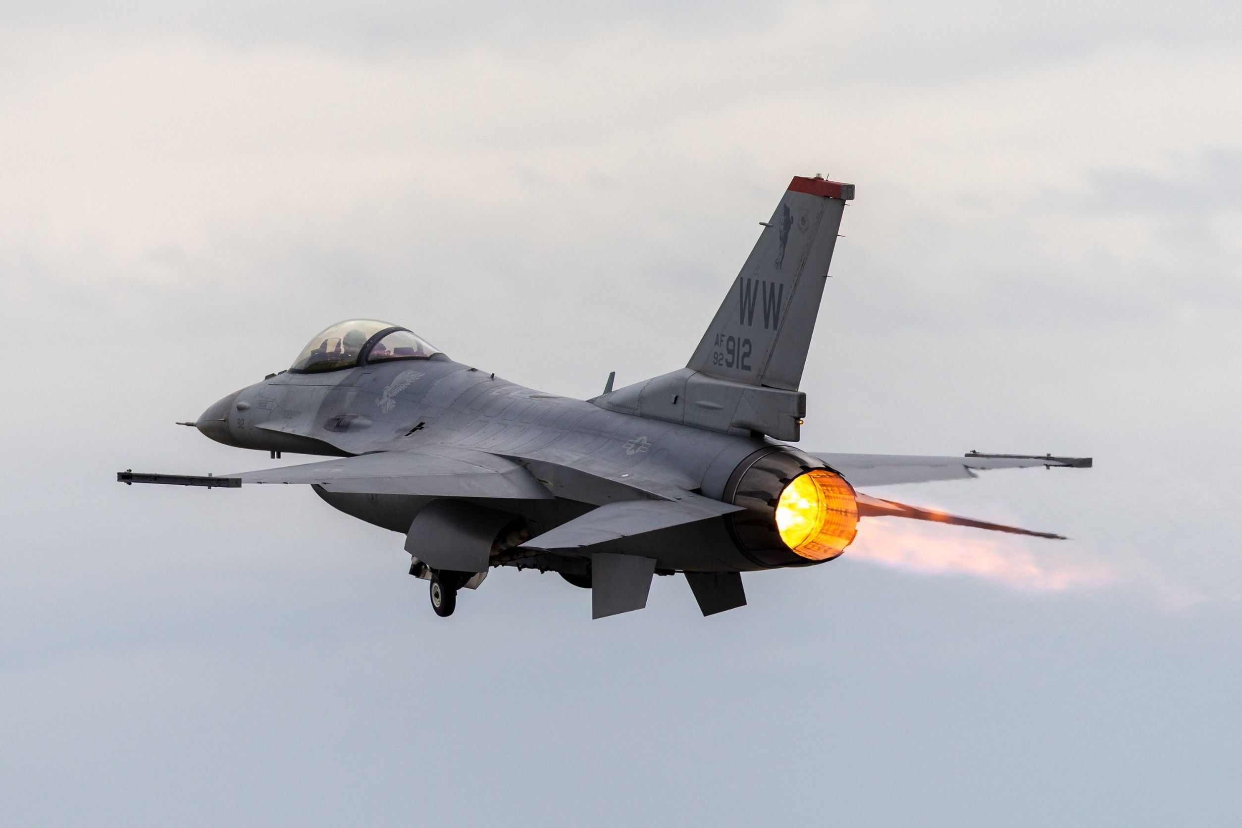 F 16 despegando. F 16 despegando.