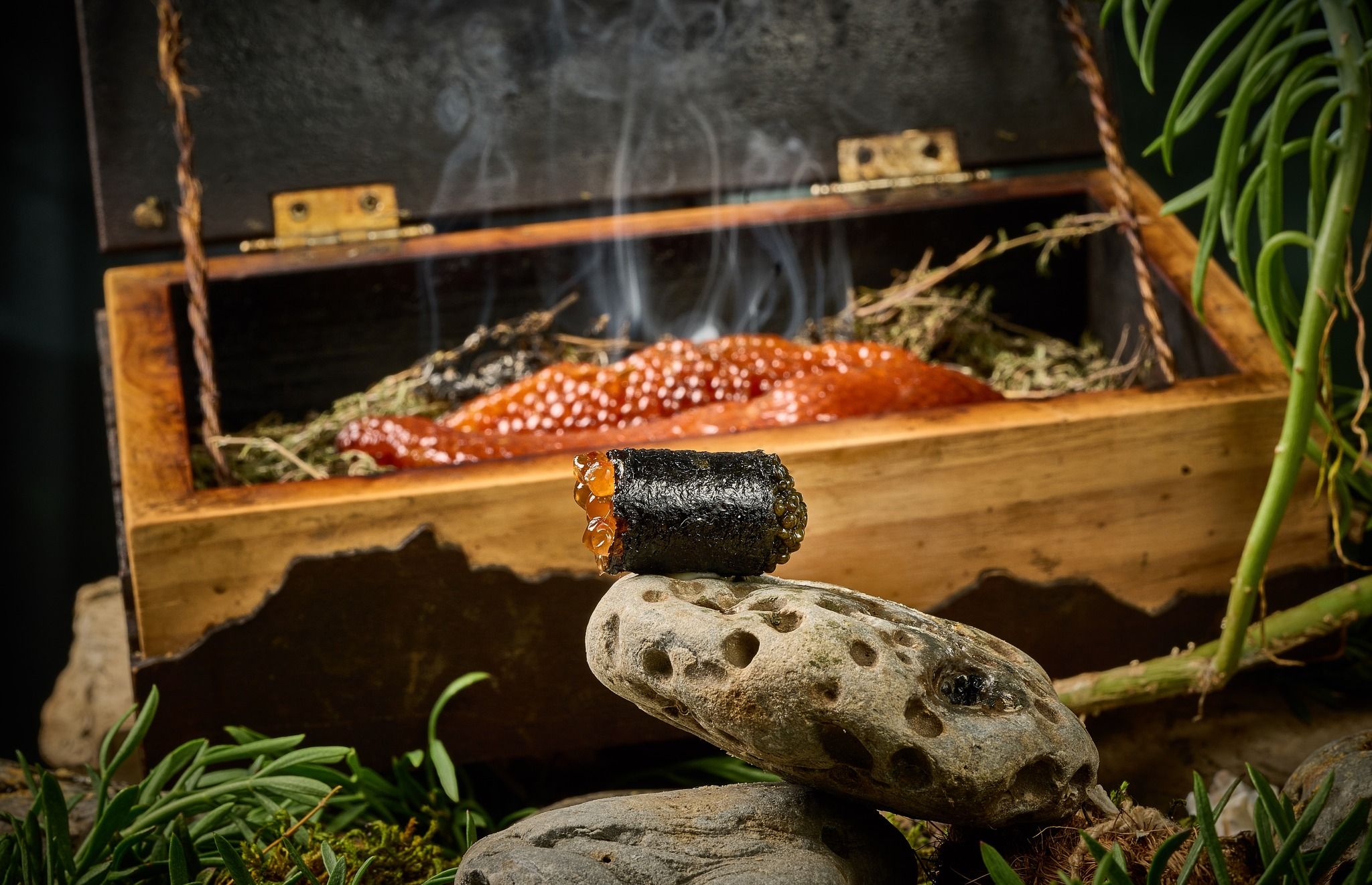 Huevas de salmón, esturión y caviar, envueltas en un alga crujiente. (Facebook restaurante Azurmendi) 