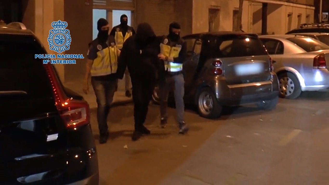 Agentes de la Policía Nacional con el joven hacker conocido como 'Alcasec', a quien detuvieron el 31 de marzo de 2023 (Foto: Captura Twitter)