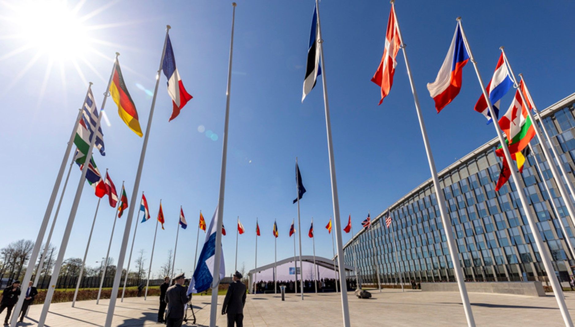 Izado de la bandera de Finlandia en el Cuartel General de la Alianza en Bruselas. Fuente: OTAN. Izado de la bandera de Finlandia en el Cuartel General de la Alianza en Bruselas. Fuente: OTAN.