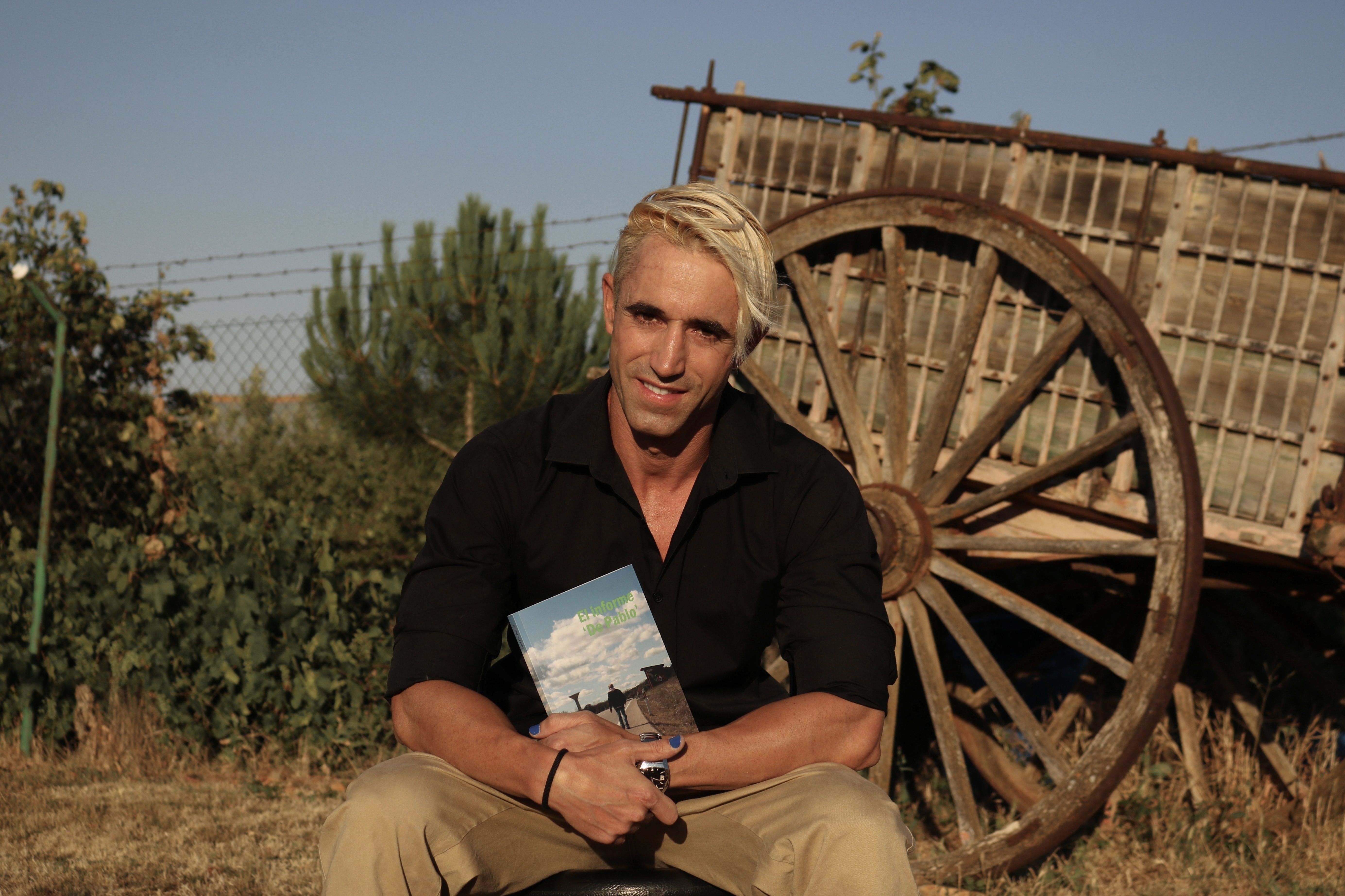 Javier de Pablo, autor de 'El Informe 'De Pablo'', posa junto a un ejemplar de su obra. Foto: EuropaPress. Javier de Pablo, autor de 'El Informe 'De Pablo'', posa junto a un ejemplar de su obra. Foto: EuropaPress.