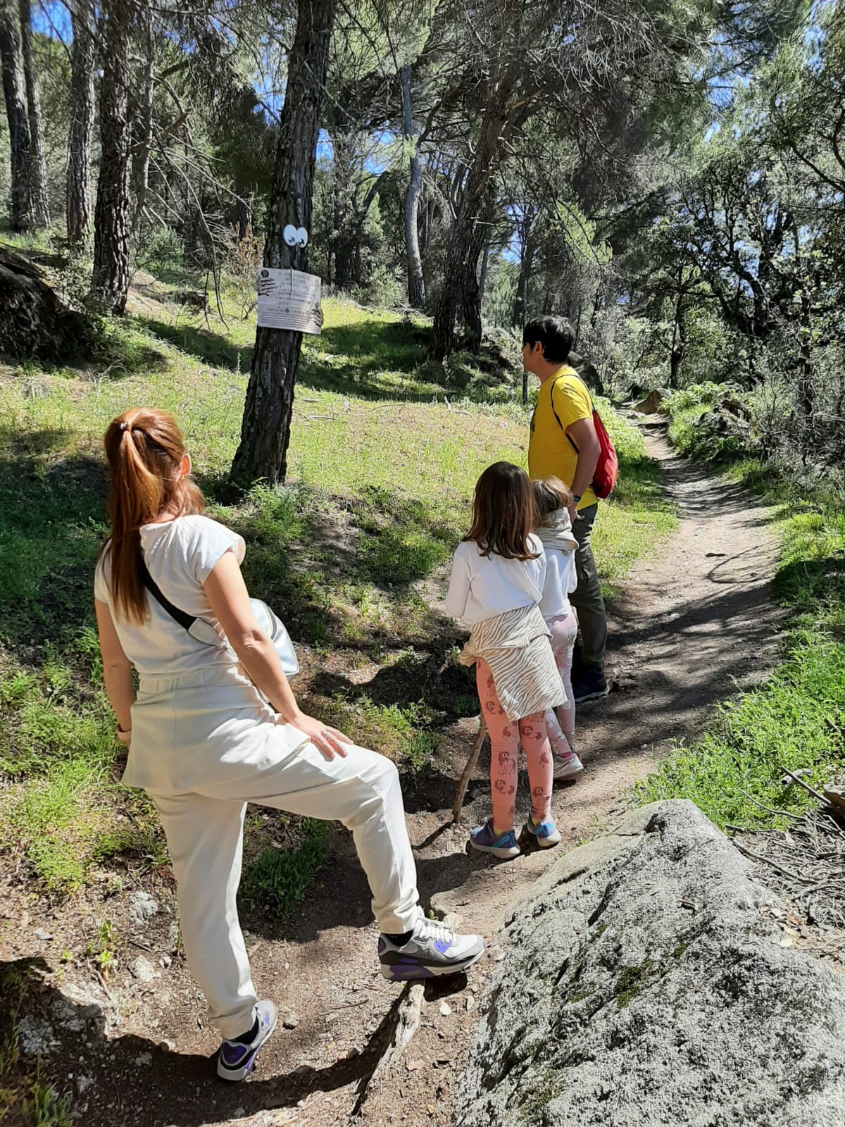 Familia leyendo una pregunta sobre medio ambiente