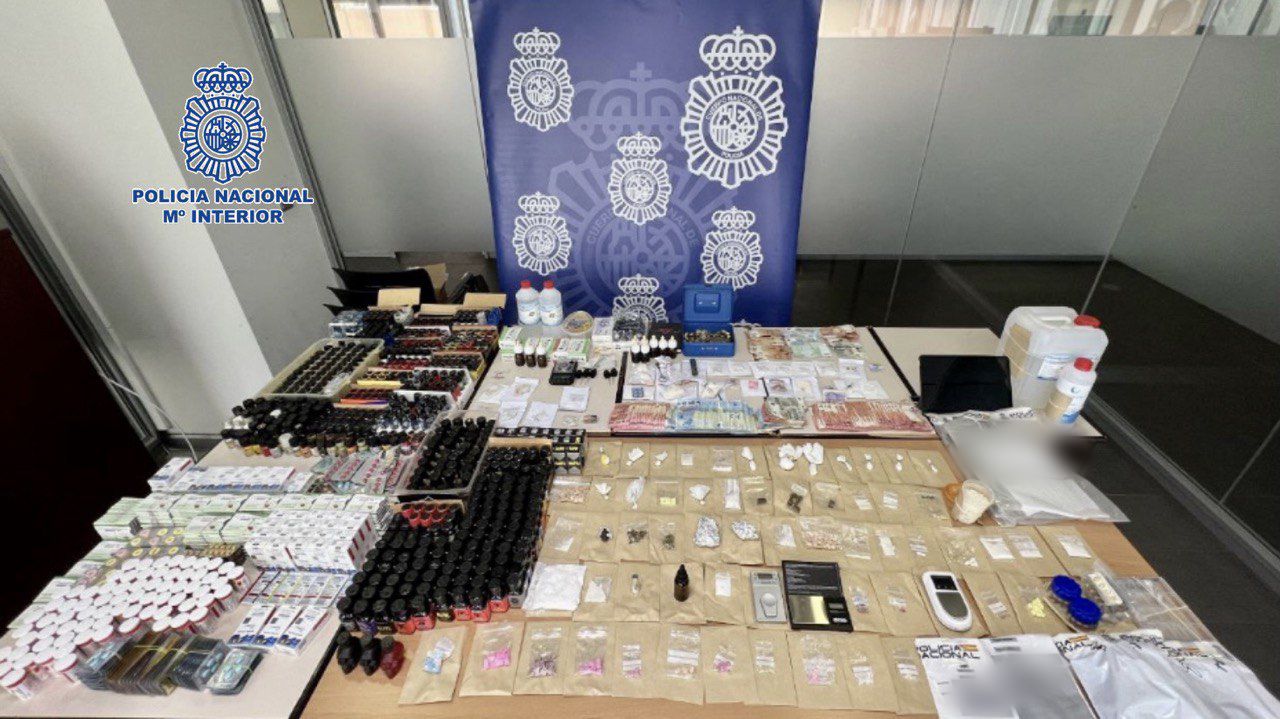 Operación de la Policía Nacional en la que ha logrado desarticular un grupo criminal que difundía pornografía infantil y traficaba con drogas potenciadoras del apetito sexual (Foto: Policía Nacional) Operación de la Policía Nacional en la que ha logrado desarticular un grupo criminal que difundía pornografía infantil y traficaba con drogas potenciadoras del apetito sexual (Foto: Policía Nacional)