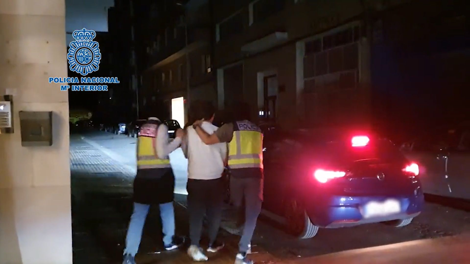 Agentes de la Policía Nacional en el momento de la detención de Daniel Baíllo, alías 'Kernit' y presunto cómplice de 'Alcasec' en el ciberataque contra el Punto Neutro Judicial (PNJ) del Consejo General del Poder Judicial (CGPJ) Agentes de la Policía Nacional en el momento de la detención de Daniel Baíllo, alías 'Kernit' y presunto cómplice de 'Alcasec' en el ciberataque contra el Punto Neutro Judicial (PNJ) del Consejo General del Poder Judicial (CGPJ)