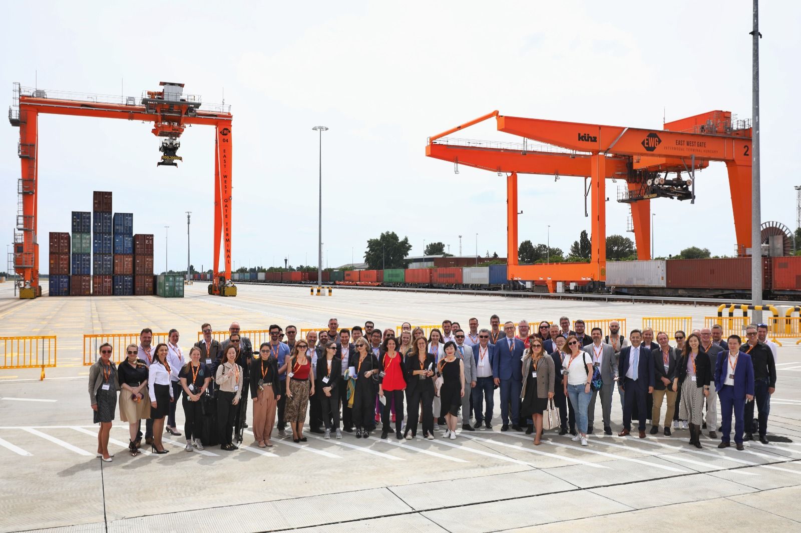 Asistentes del "Intelligent Rail & Logistics Forum 2023", celebrado en la terminal intermodal East West Gate (EWG), ubicada en Fényeslitke (Hungría), el 17 de junio de 2023.  