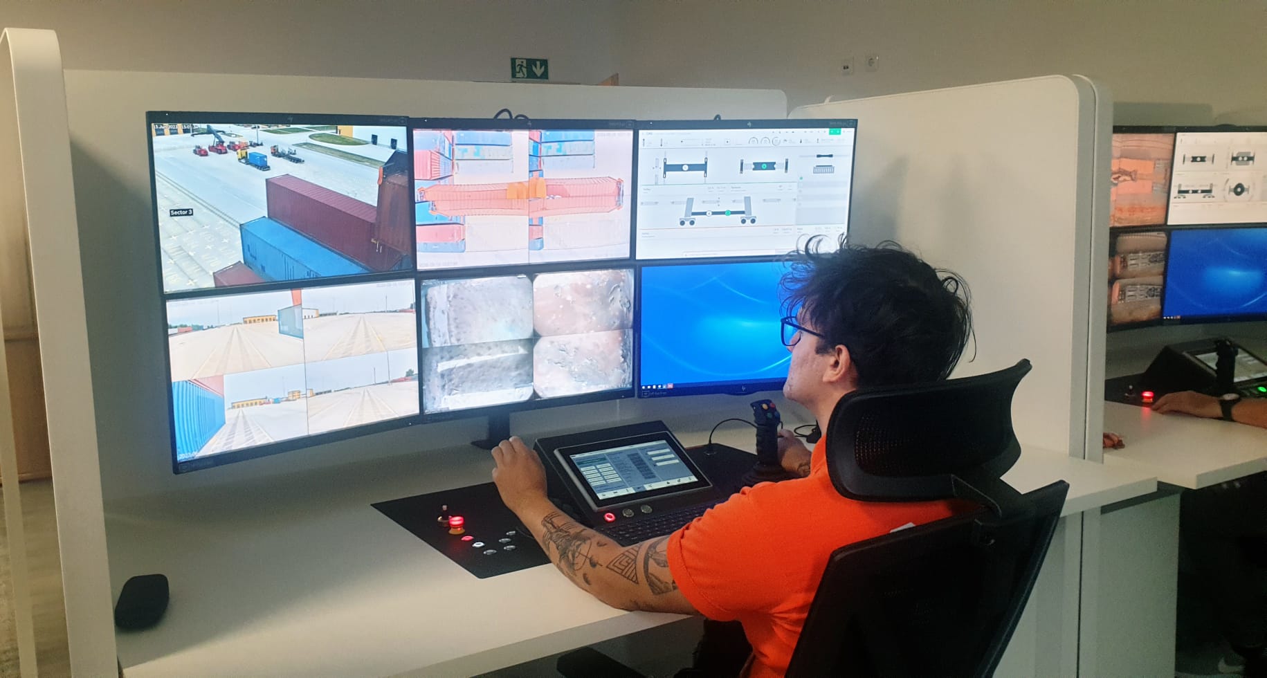 Operario de la terminal East West Gate (EWG) en la 'Crane Controller Room' Operario de la terminal East West Gate (EWG) en la 'Crane Controller Room'