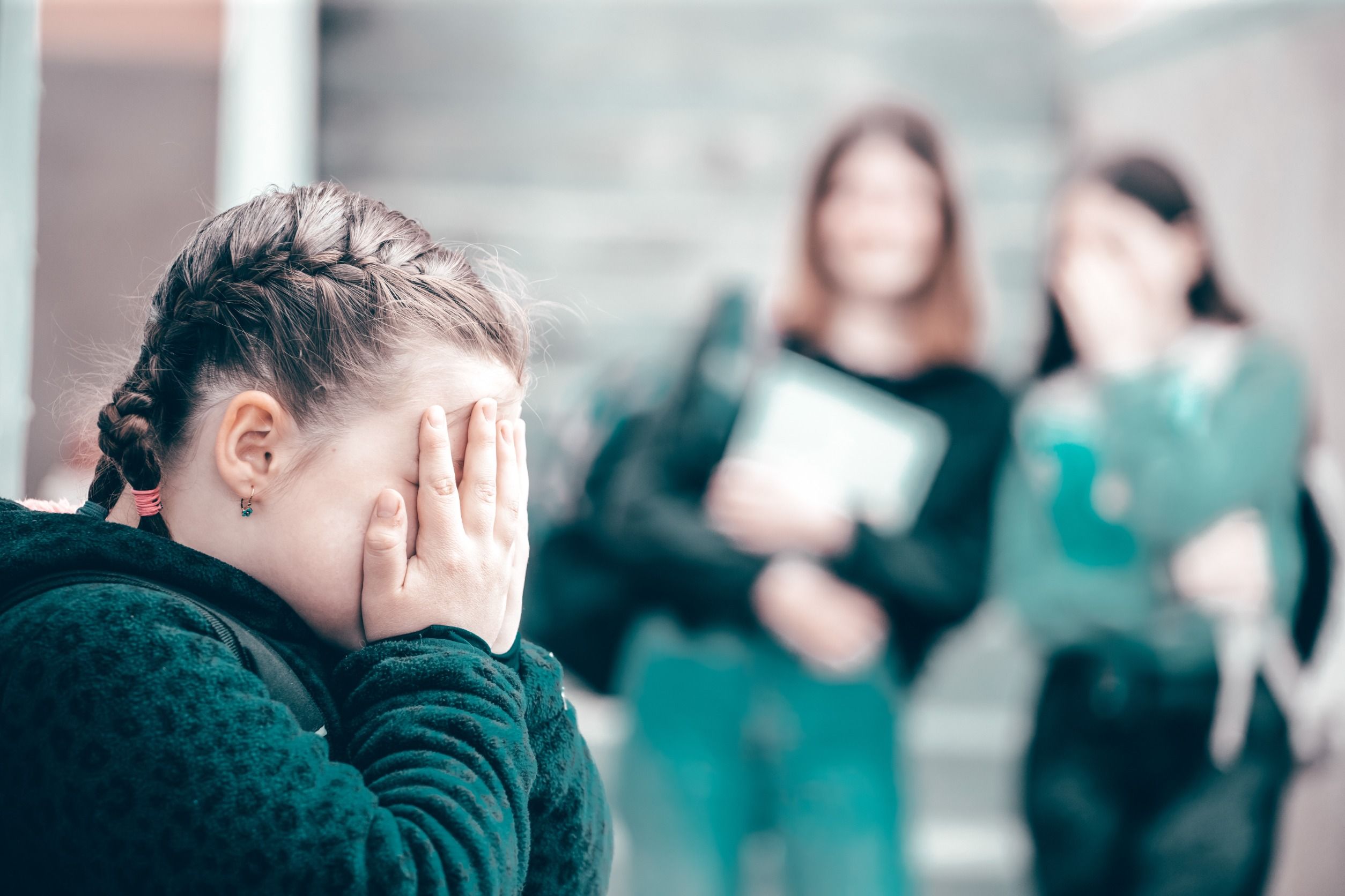 Chica siendo intimidada en la escuela. Imagen de recurso.