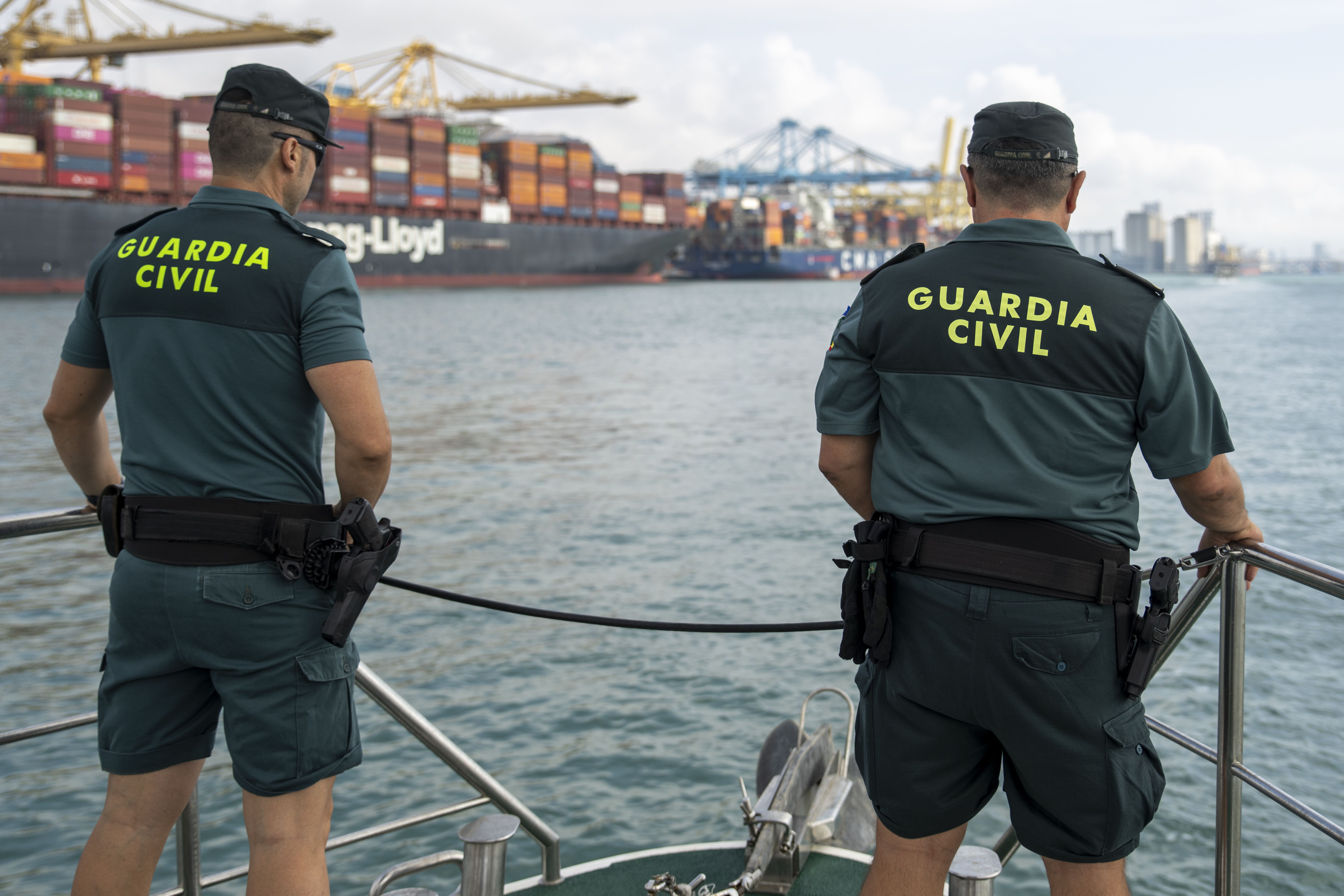 Agentes de la Guardia Civil durante una patrulla marítima en el Puerto de Barcelona, a 4 de julio de 2023 (Foto: Lorena Sopêna/Europa Press)
