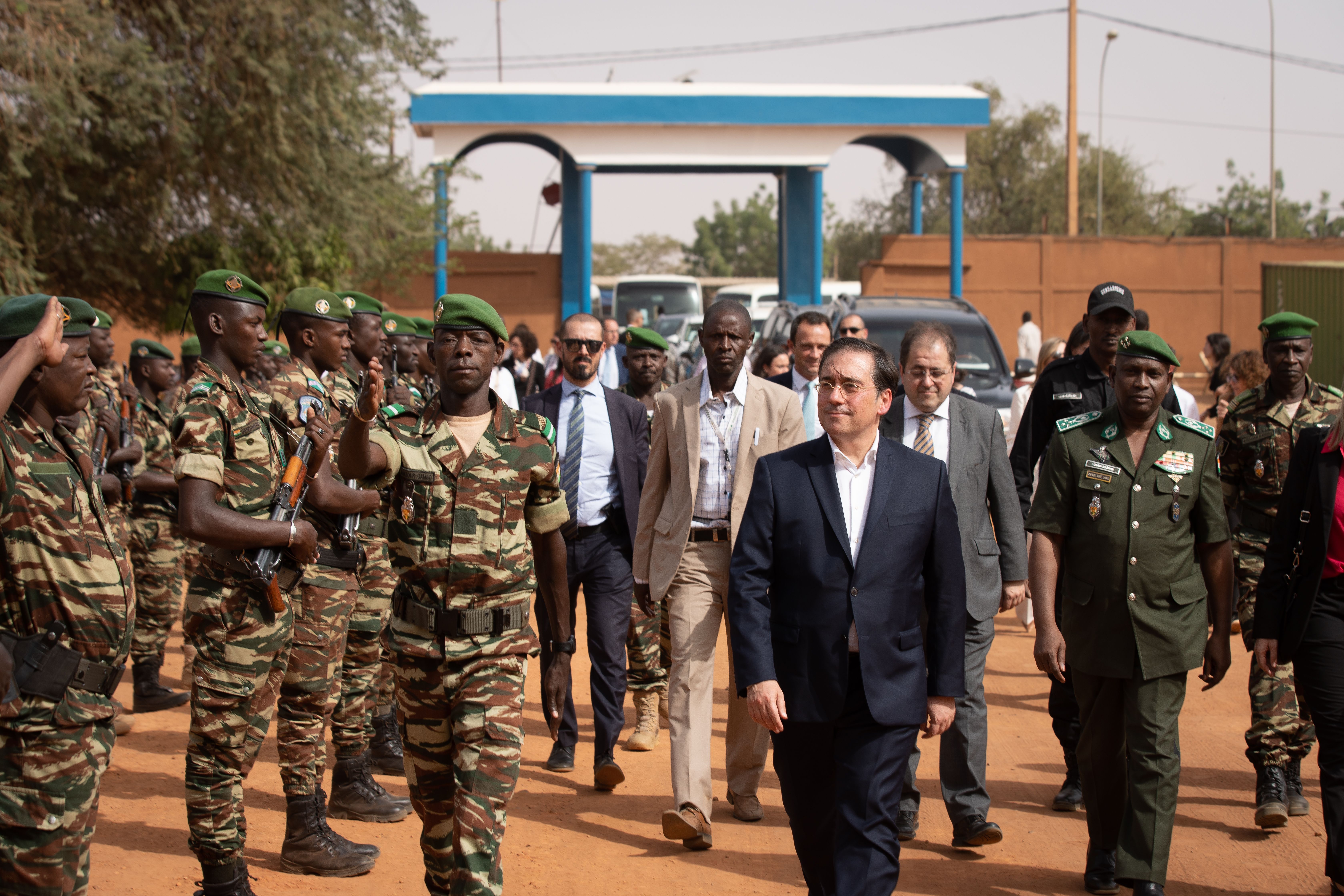 El ministro de Asuntos Exteriores, Unión Europea y Cooperación, José Manuel Albares, en la Escuela de Gendarmería, en enero de 2023, en Níger. Foto: David Zorrakino (Europa Press).