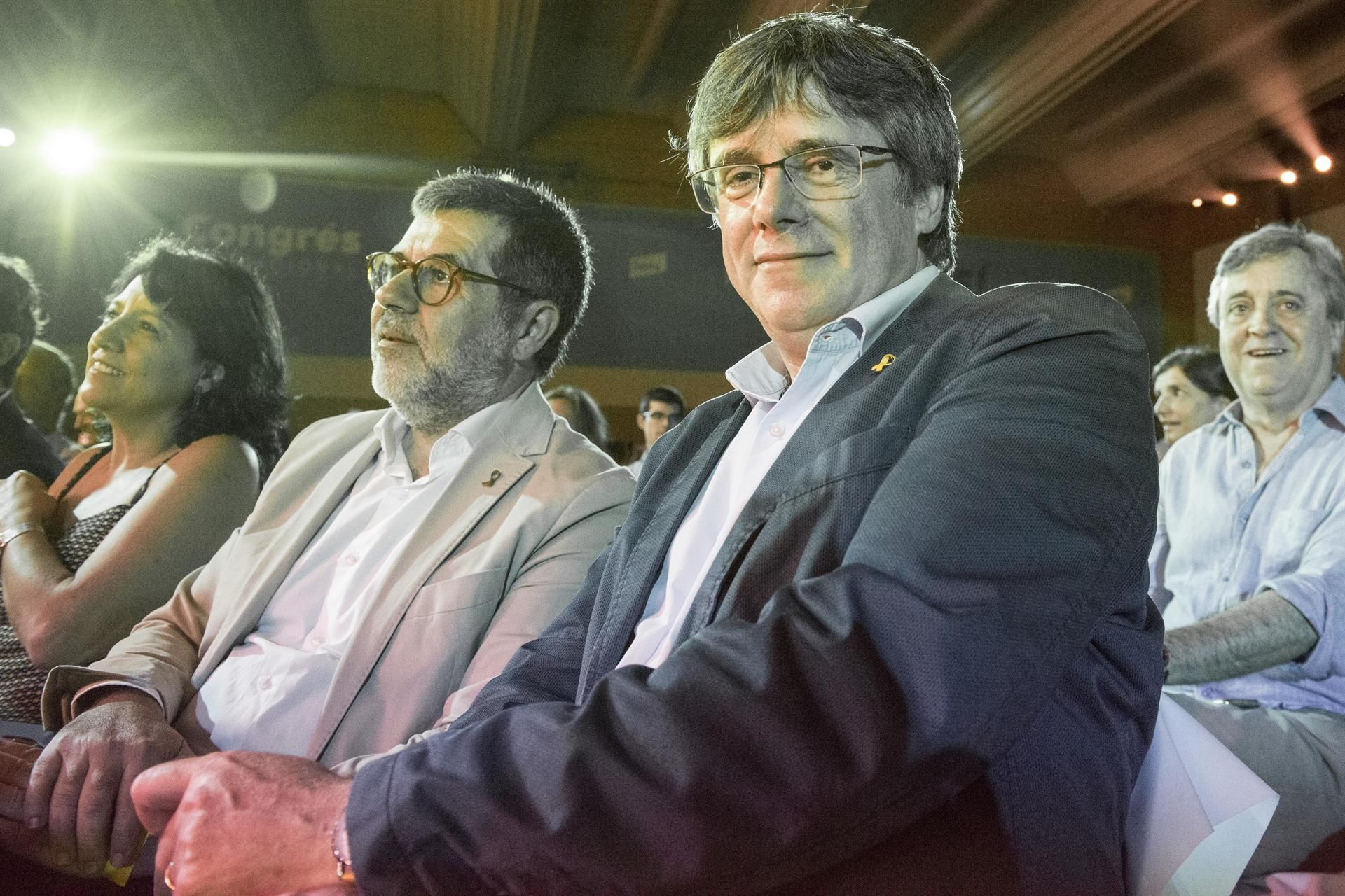 El secretario general de Junts, Jordi Snchez, y el expresidente de la Generalitat, Carles Puigdemont (d). - Glria Sánchez - Europa Press - Archivo