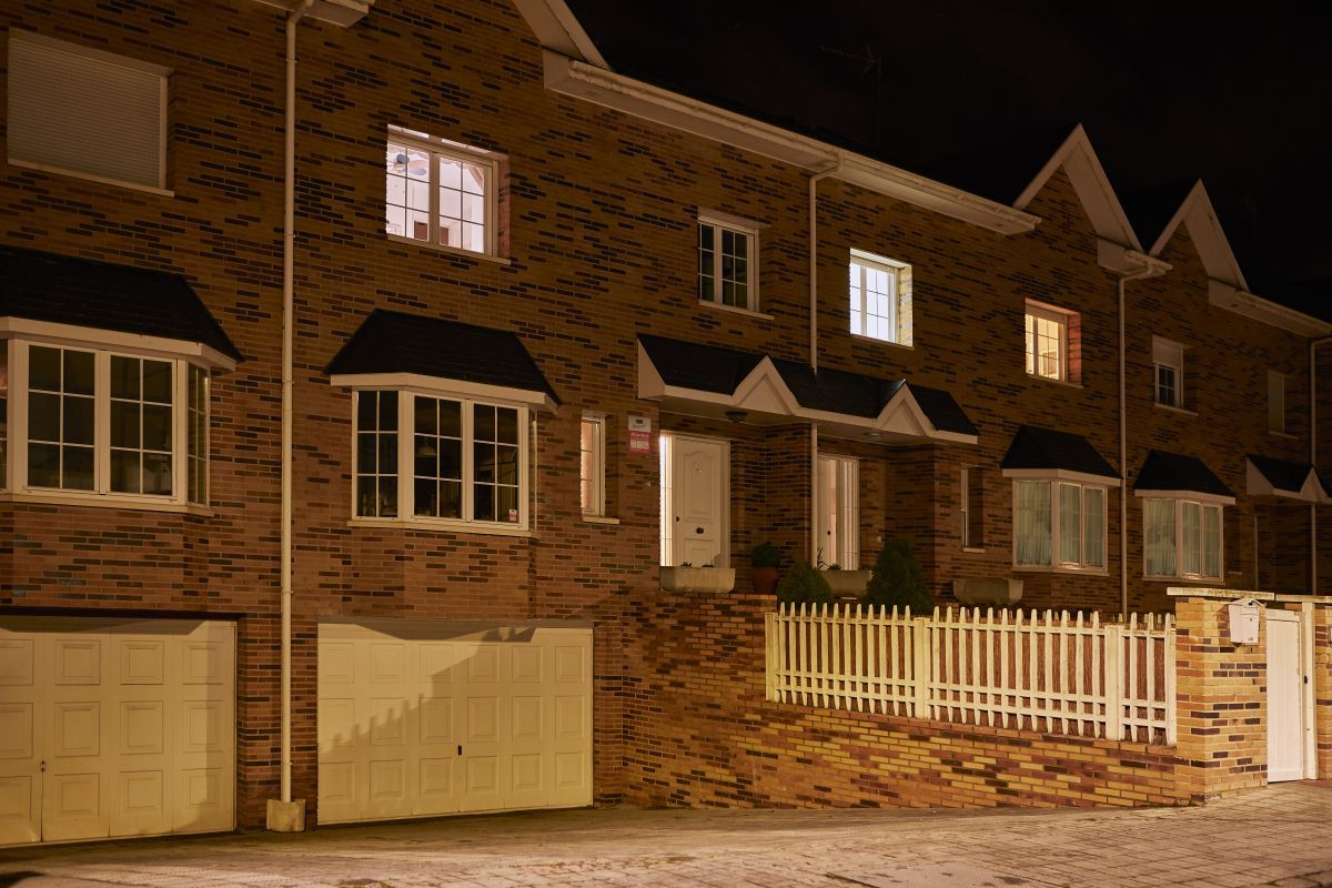 Imagen de una vivienda de noche. Foto de Securitas Direct.