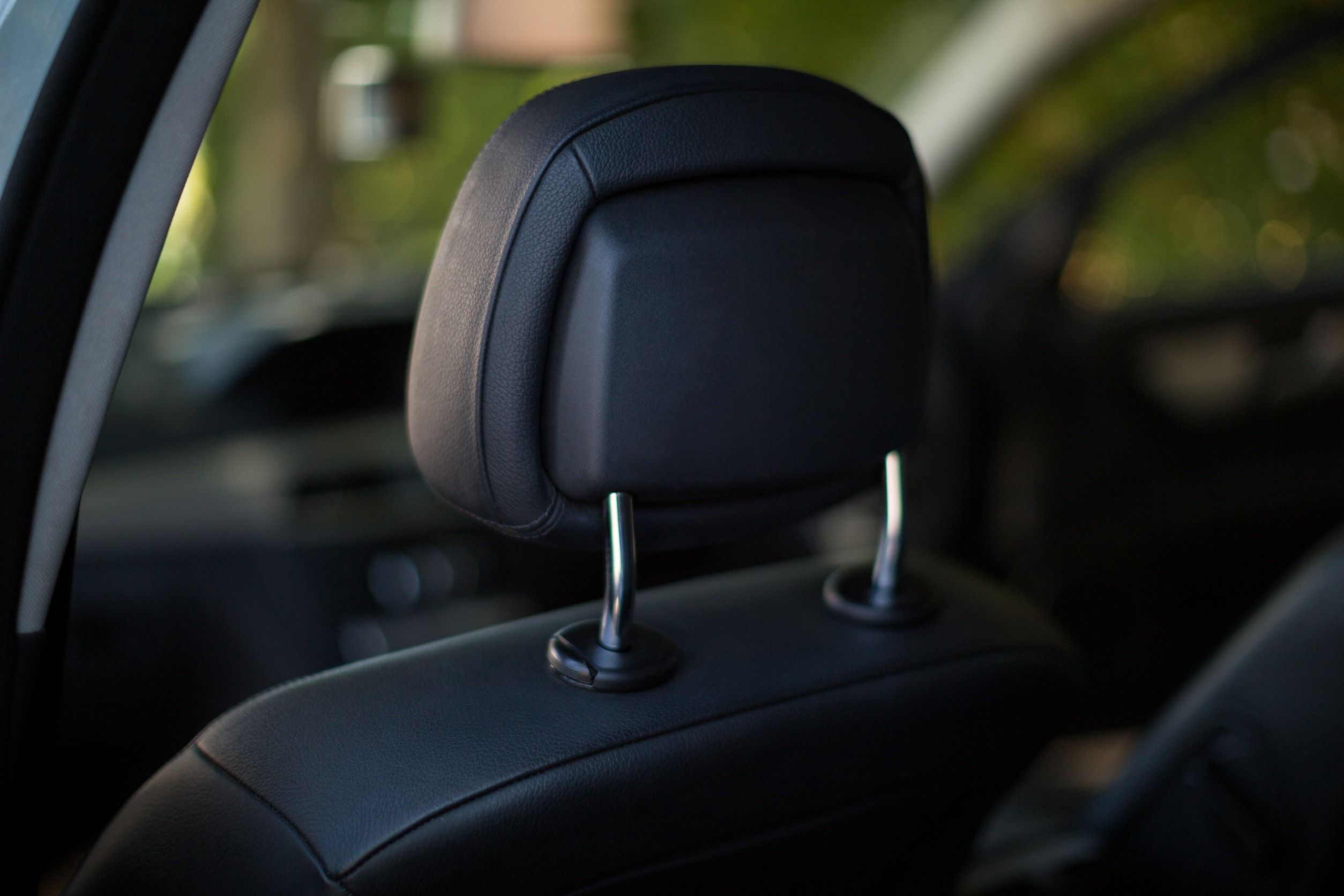 Cómo el reposacabezas del asiento del coche te puede salvar la vida