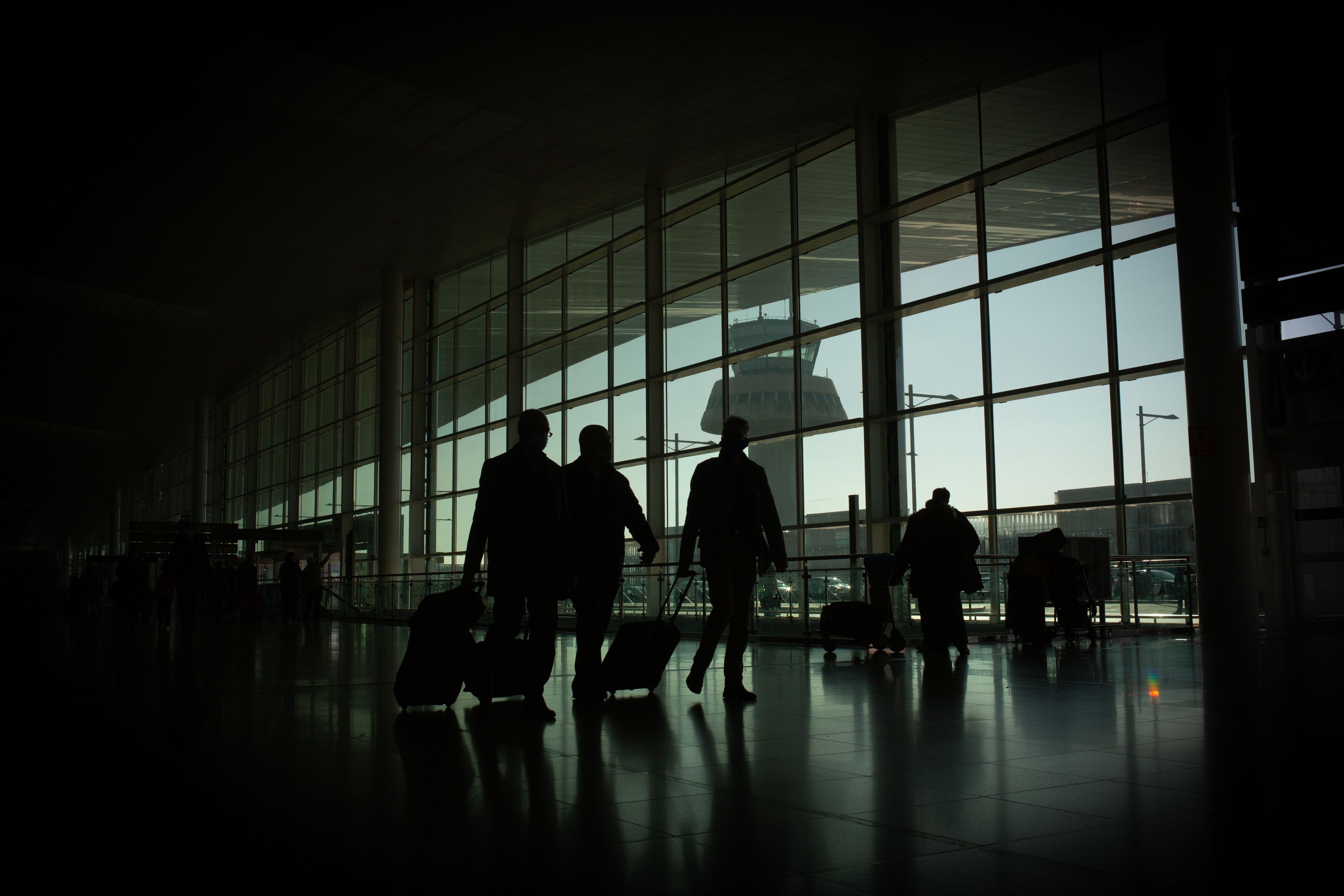 Varios pasajeros con su equipaje en el aeropuerto de Barcelona-El Prat (Foto: David Zorrakino / Europa Press)