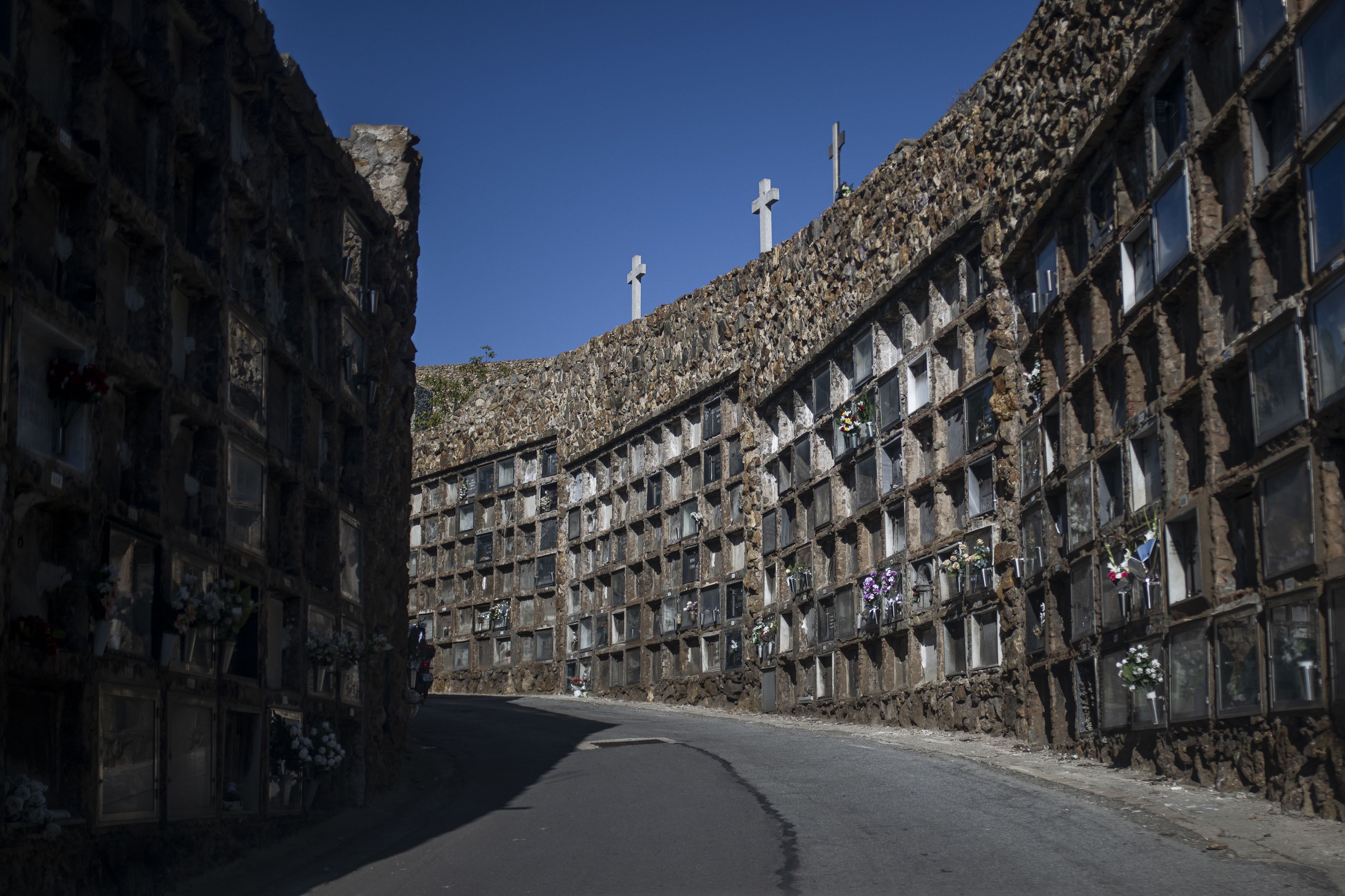 Vista de un conjunto de nichos en el cementerio de Montjuïc (Foto: Lorena Sopêna/Europa Press)