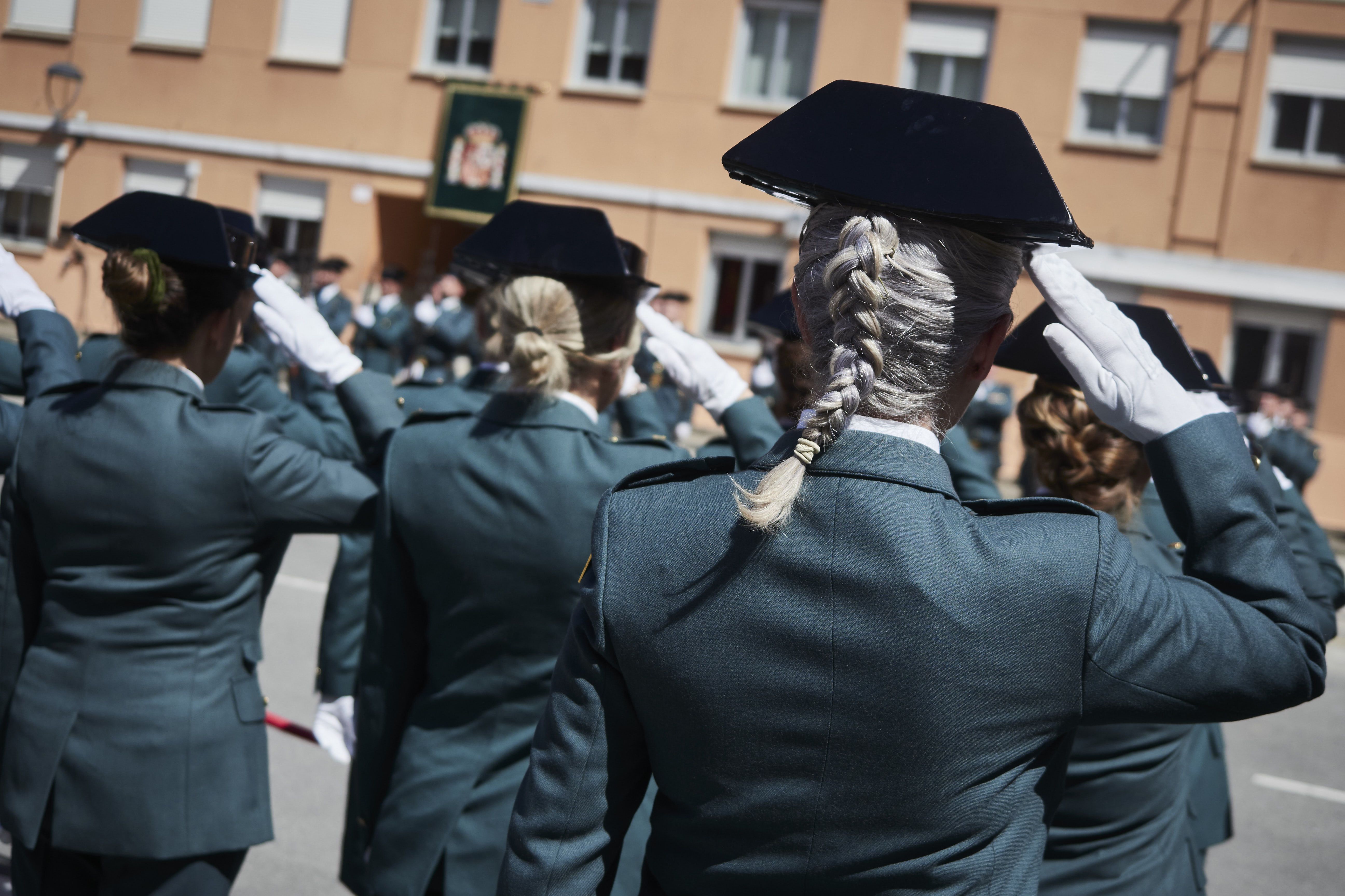 Varias agentes de la Guardia Civil durante un acto conmemorativo del 35 aniversario de la incorporación de la mujer en el Instituto Armado, a 5 de mayo de 2023, en Pamplona (Navarra). (Foto Eduardo Sanz/Europa Press)