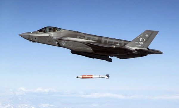 F 35A Lanzando una bomba nuclear inerte en el desierto de Arizona en 2019. Pruebas DCA (Dual Capable Aircraft) Fuente US Airforce