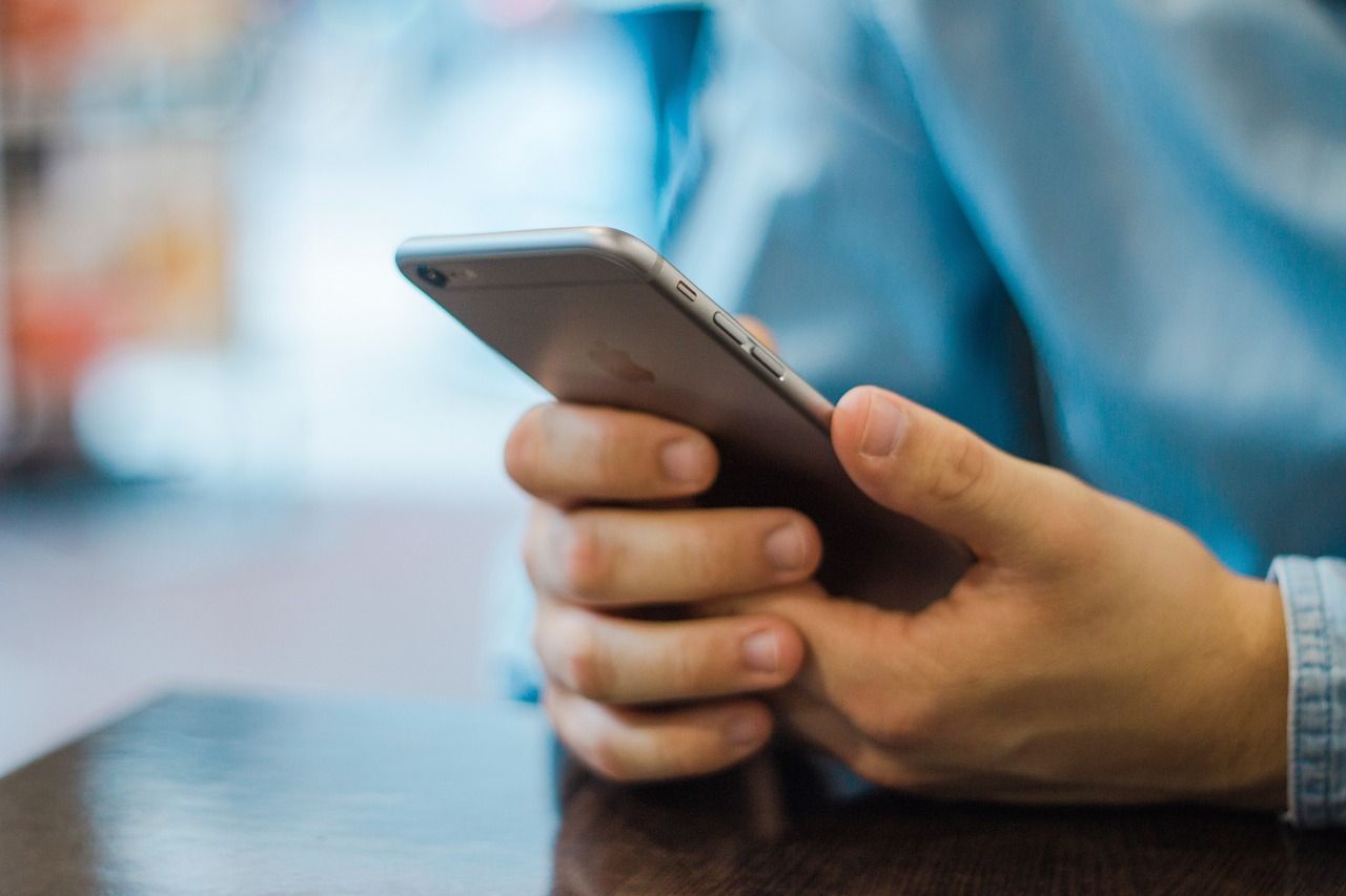 El teléfono móvil, una de las vías para perpetrar estafas y ataques de ingeniería social (Imagen de StockSnap en Pixabay)