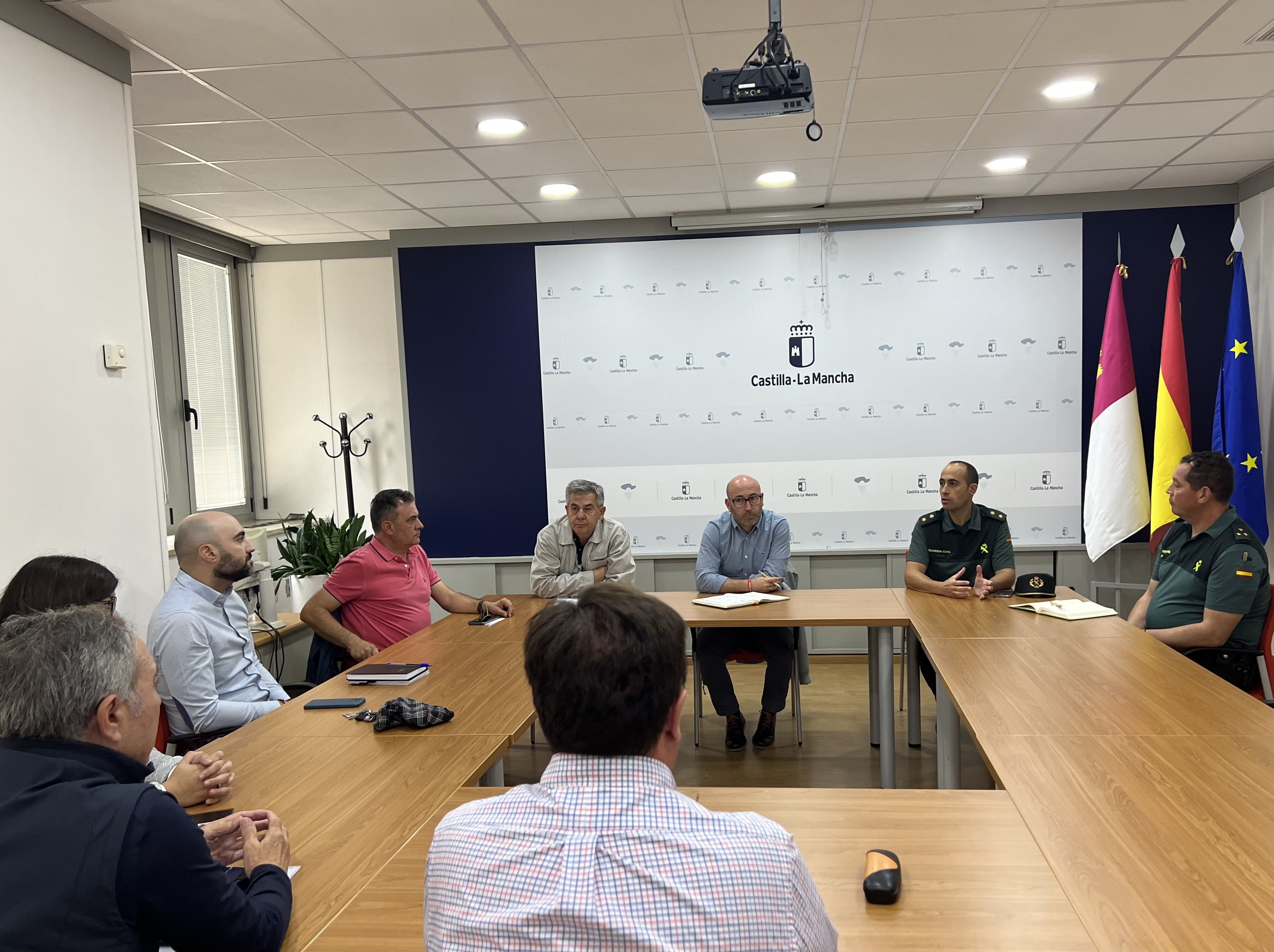 El delegado Ramón Sáez reunido con el Seprona y las almazaras. El delegado Ramón Sáez reunido con el Seprona y las almazaras.