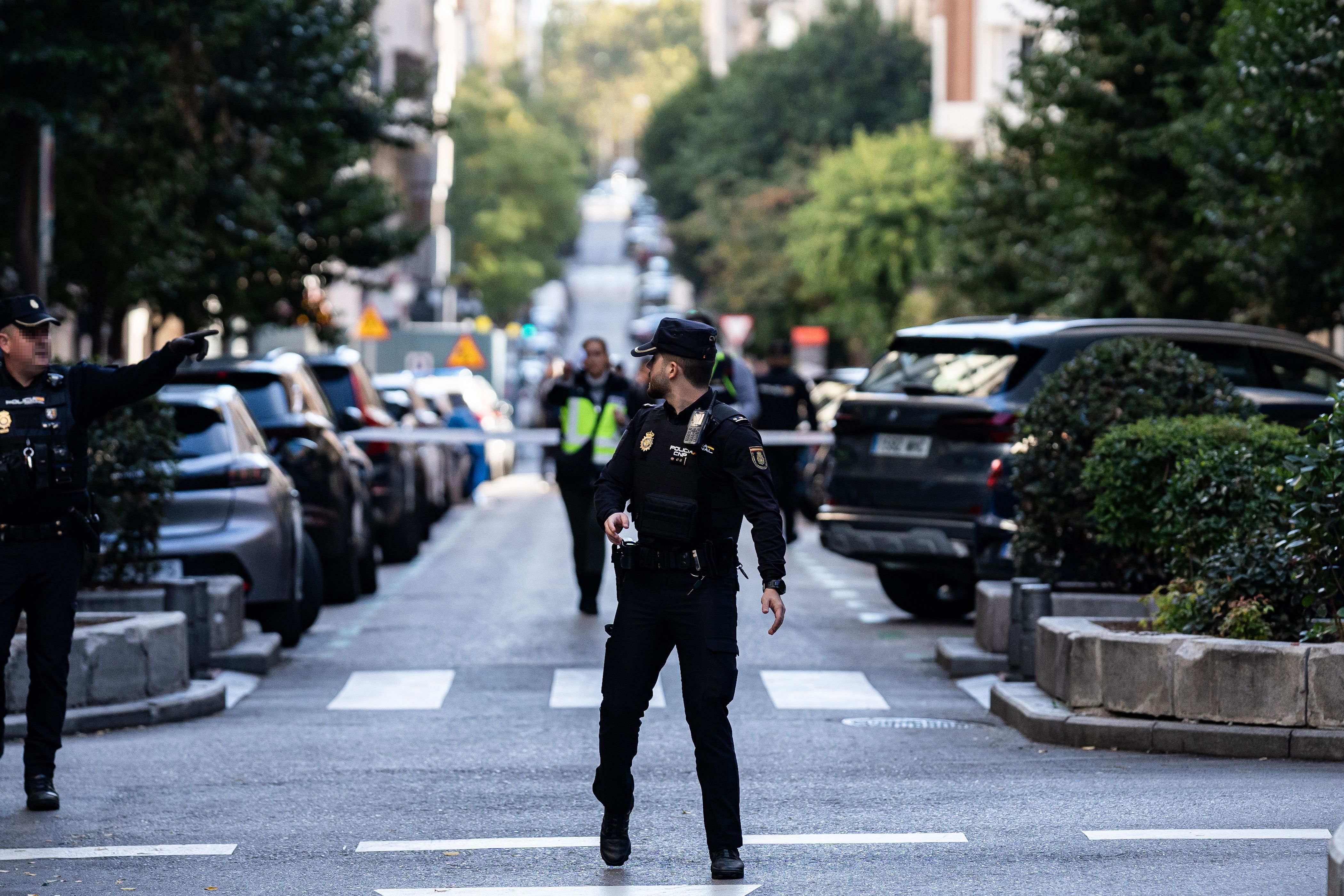 Agentes de Policía Nacional y Municipal en la zona donde se ha disparado al exlíder del Partido Popular de Cataluña. Foto EuropaPress.
