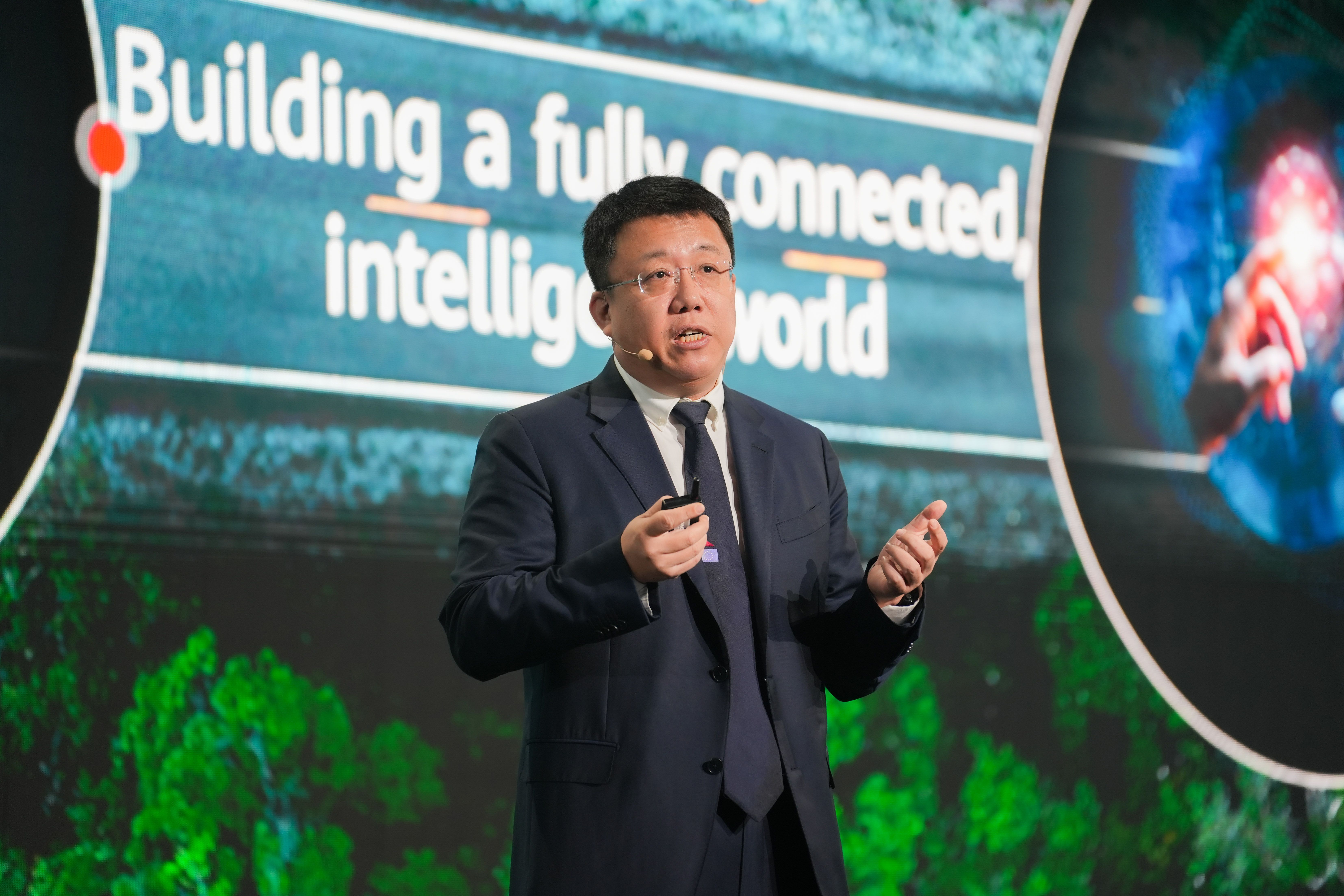 Jim Lu, vicepresidente sénior y presidente de la Región Europea de Huawei, durante su intervención en el 'Huawei Connect 2023'. (Foto: Huawei) Jim Lu, vicepresidente sénior y presidente de la Región Europea de Huawei, durante su intervención en el 'Huawei Connect 2023'. (Foto: Huawei)
