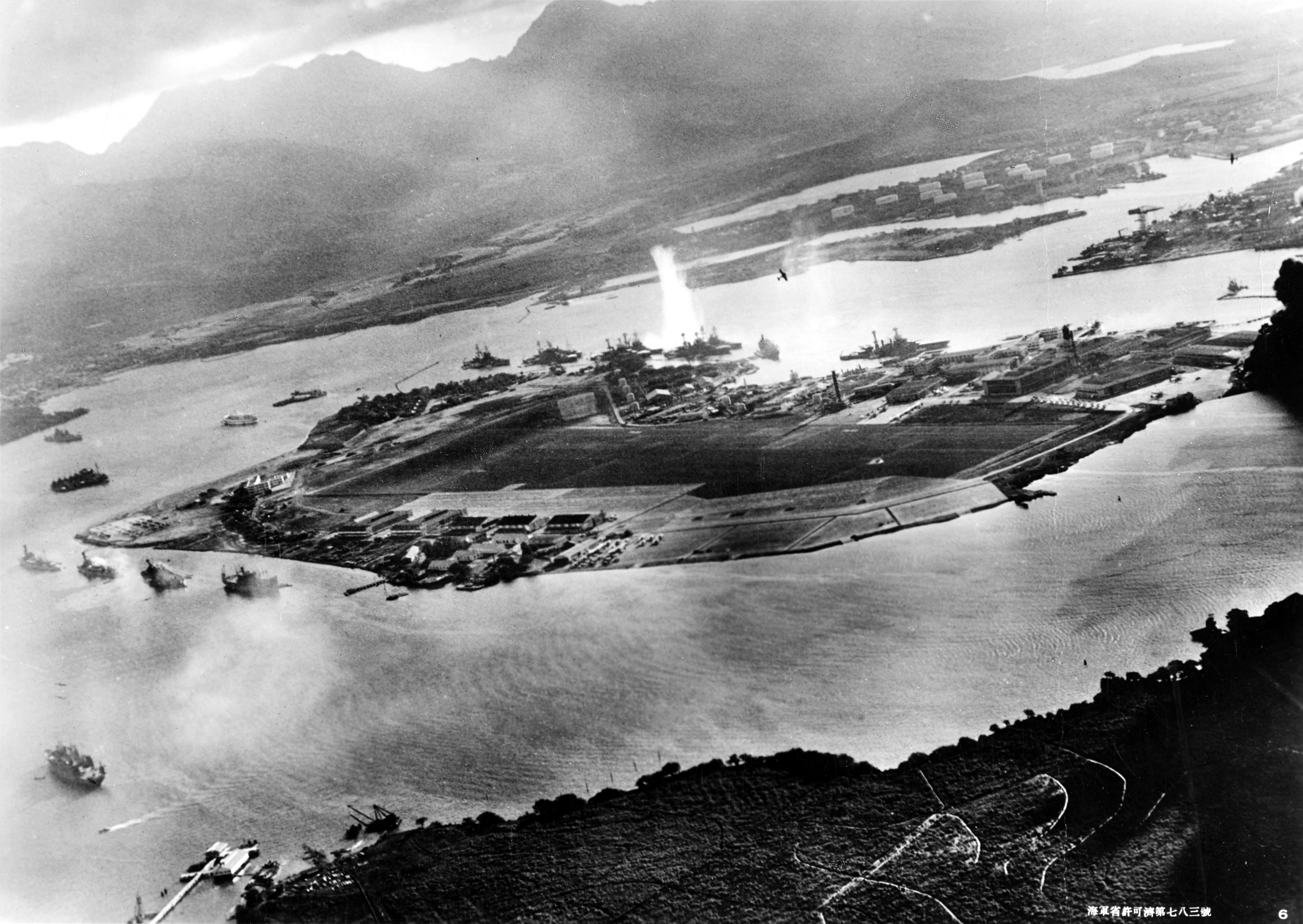 De Imperial Japanese Navy - Official U.S. Navy photograph NH 50930., Dominio público, https://commons.wikimedia.org/w/index.php?curid=223876 De Imperial Japanese Navy - Official U.S. Navy photograph NH 50930., Dominio público, https://commons.wikimedia.org/w/index.php?curid=223876