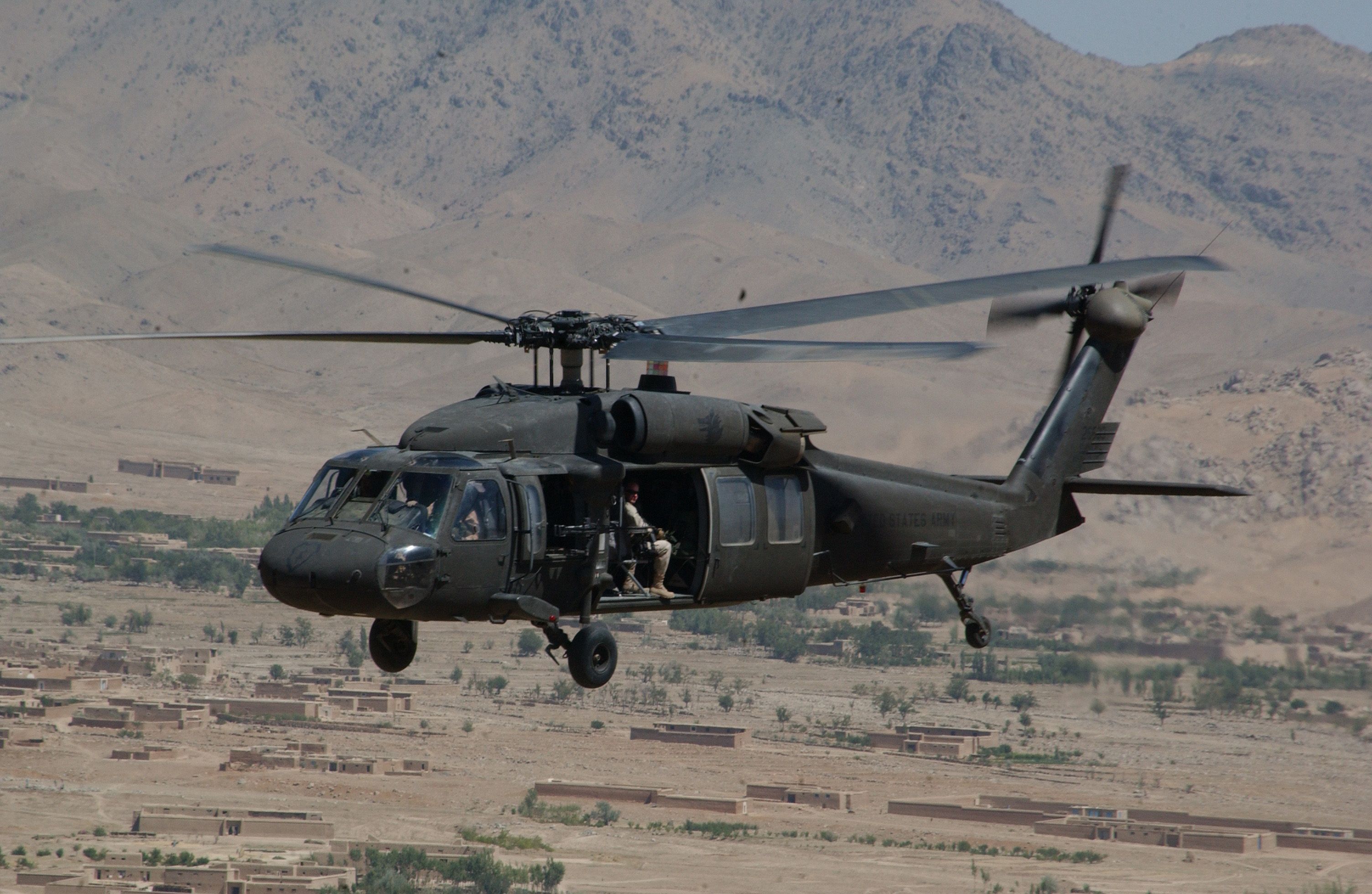 Un helicóptero Black Hawk transporta soldados desde Bagram Airfield a Ghazni, Afganistán, en julio de 2004. De Staff Sgt. Vernell Hall, U.S. Army - Esta imagen ha sido realizada por el Ejército de Estados Unidos con el número identificatorio 040726-A-1300H-038. Dominio público, https://commons.wikimedia.org/w/index.php?curid=20801658