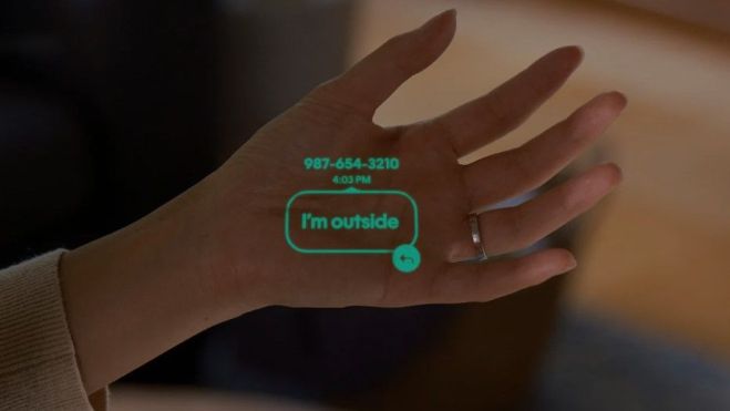 AI Pin proyecta en la mano del usuario el menú y los mensajes (Imagen de Humane) AI Pin proyecta en la mano del usuario el menú y los mensajes (Imagen de Humane)