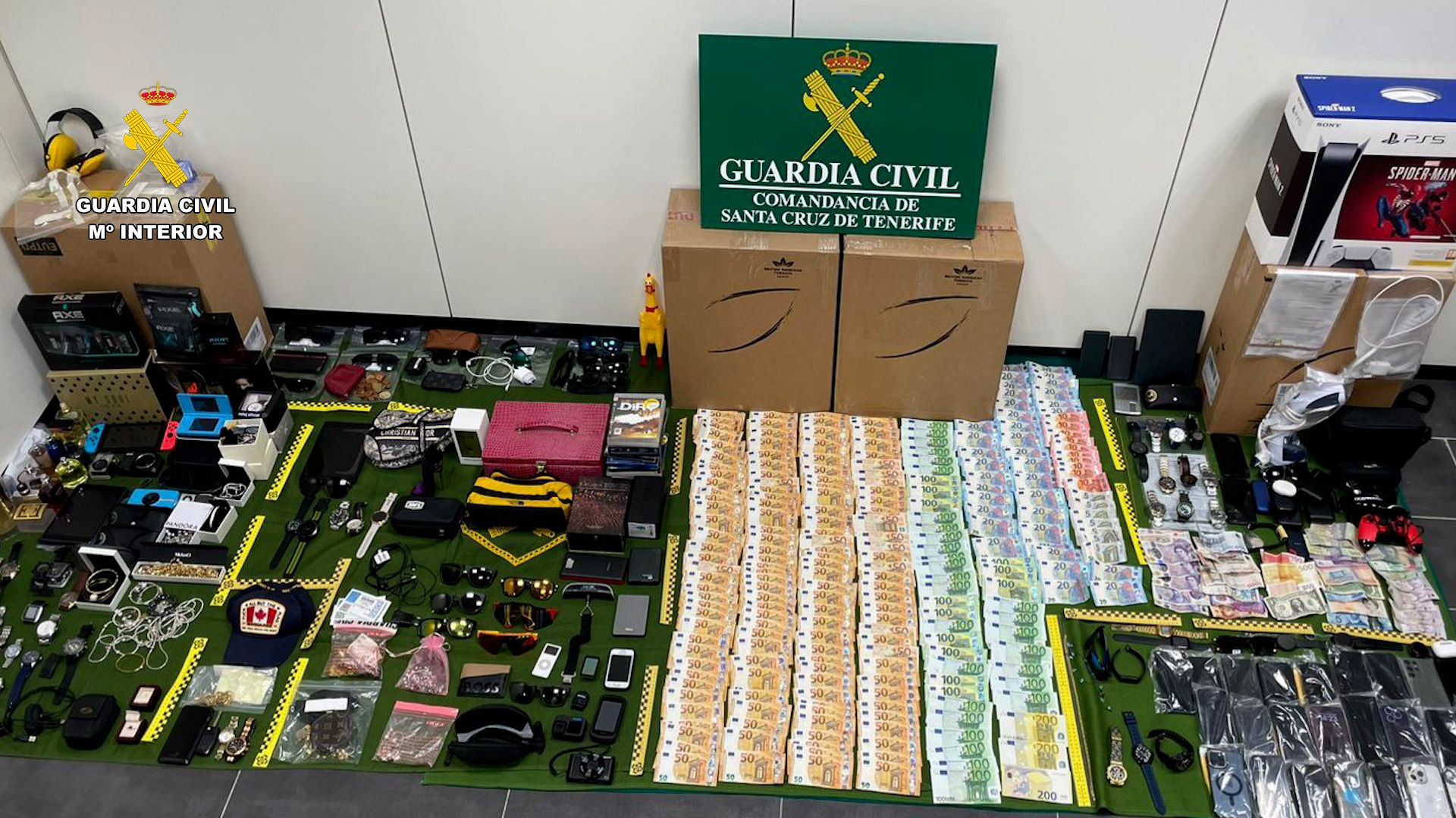 Objetos intervenidos por la Guardia Civil en una operación contra un grupo de trabajadores del aeropuerto Tenerife Sur que realizaba robos masivos en las maletas de los pasajeros (Foto Guardia Civil)