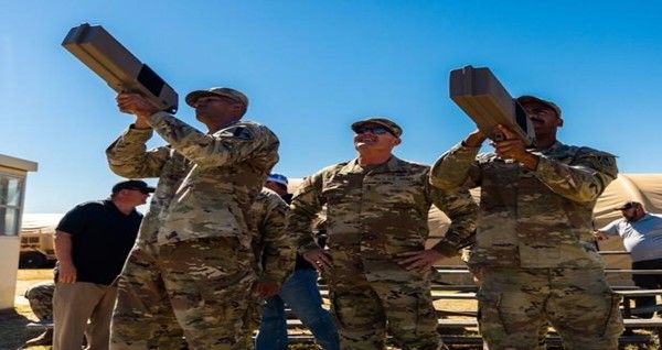 Dos alumnos del Joint C sUAS University en la base militar de Fort Sill haciendo prácticas para deshabilitar drones ofensivos. Fuente: US Army Fort Sill.