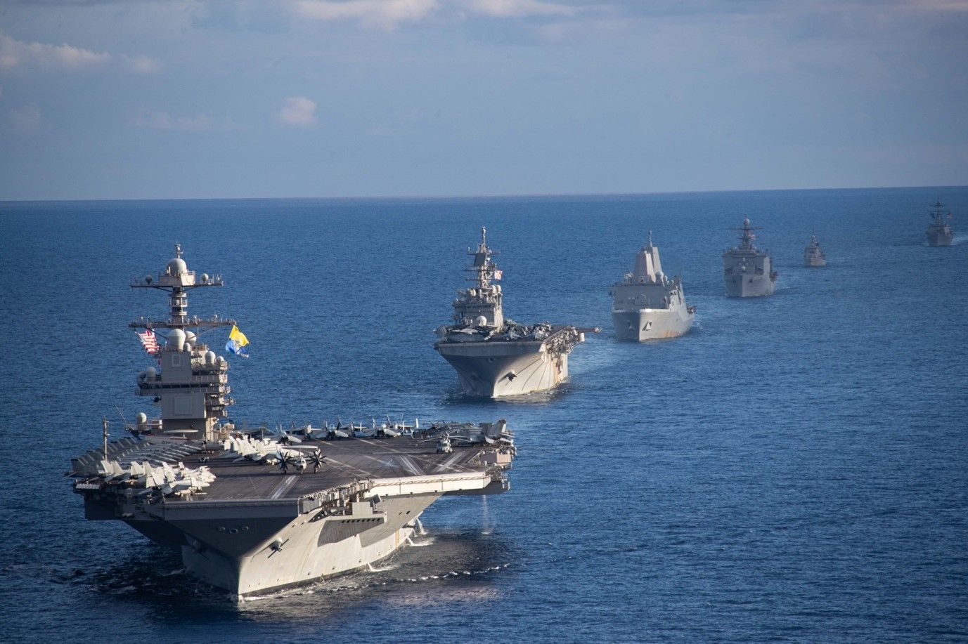 Mar Mediterraneo (31 Dic. 2023) Ships from the Gerald R. Ford Carrier Strike Group, the Bataan Amphibious Ready Group and the Hellenic Navy frigate HS Navarinon (F 461) sail in formation. Fuente US Navy