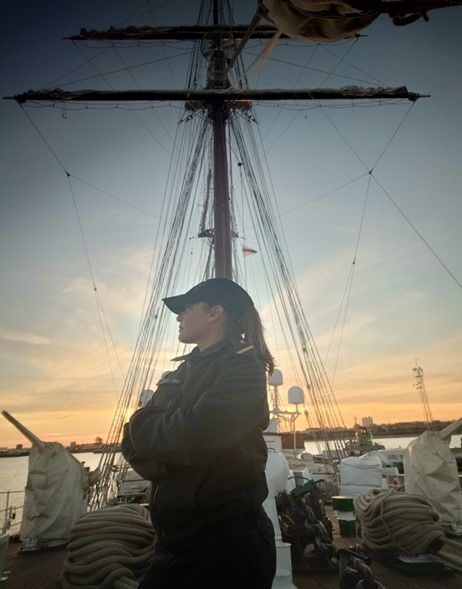 La Cabo 1º Lorena Lara, perteneciente a la dotación del J.S Elcano, con los preparativos previos al 96 crucero del buque escuela.