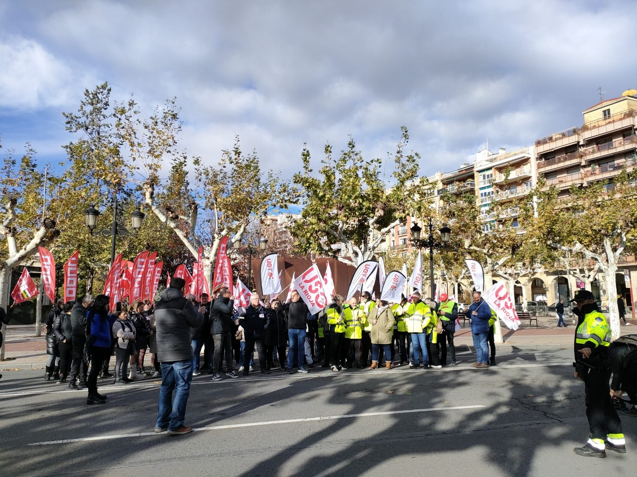 Vigilantes de seguridad de Norvik Security Services en una concentración en Logroño para exigir a la empresa el pago de las nóminas adeudas (Foto: Europa Press)