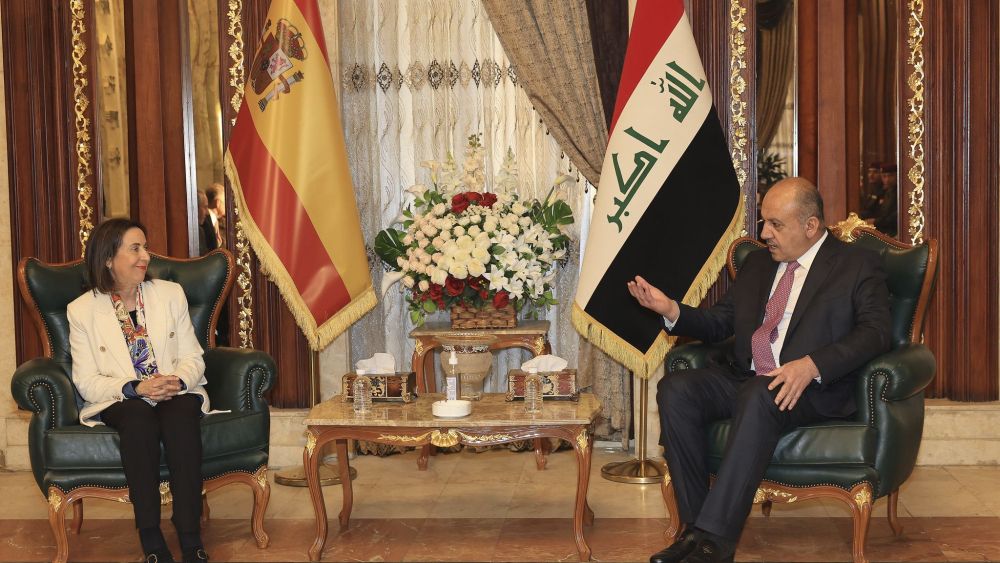 Robles con su homólogo iraquí, Thabit Mohammad Saeed Al-Abassi.