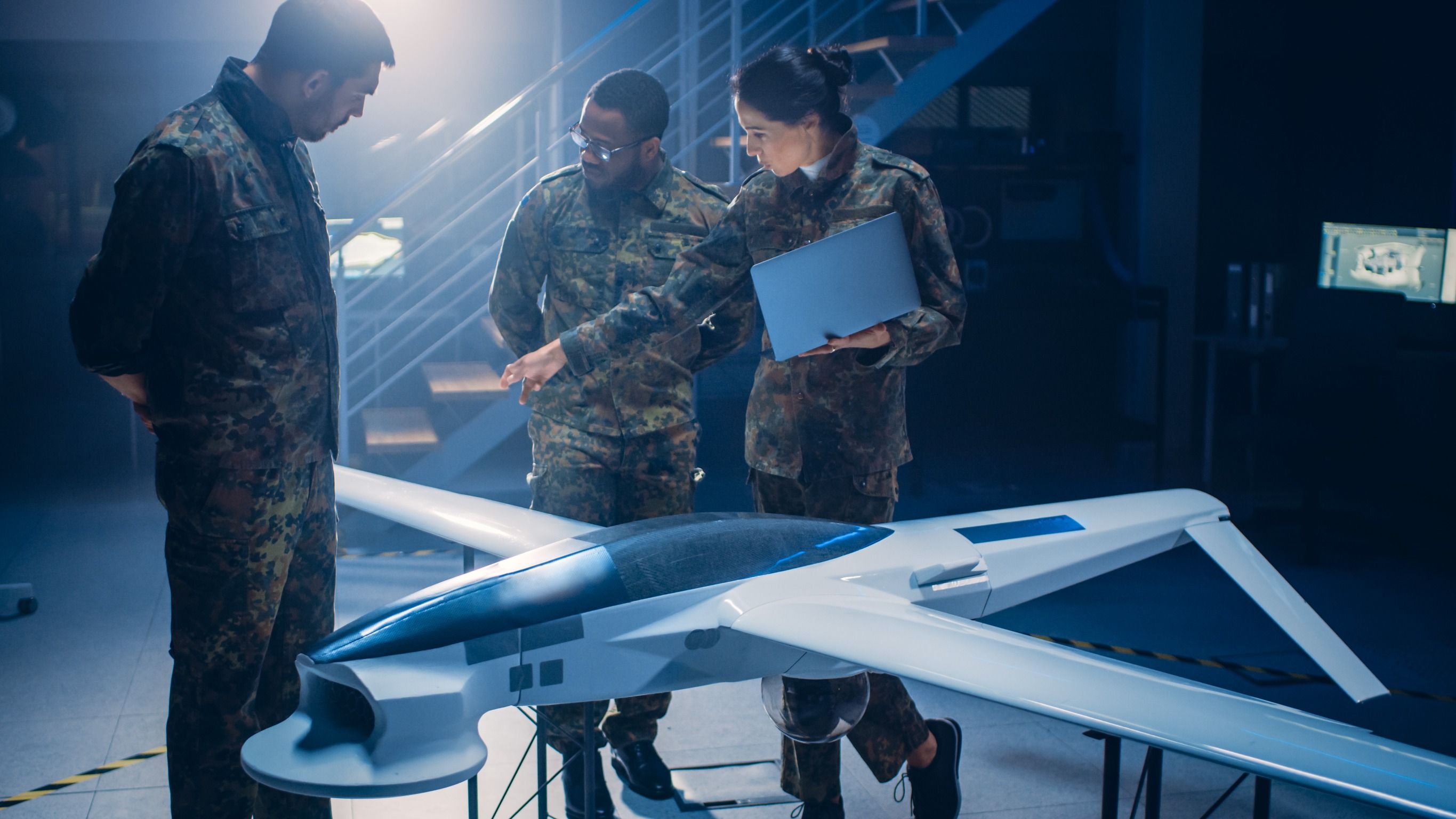 Ingenieros aeroespaciales del ejército trabajan en drones de vehículos aéreos no tripulados. Imagen de archivo.
