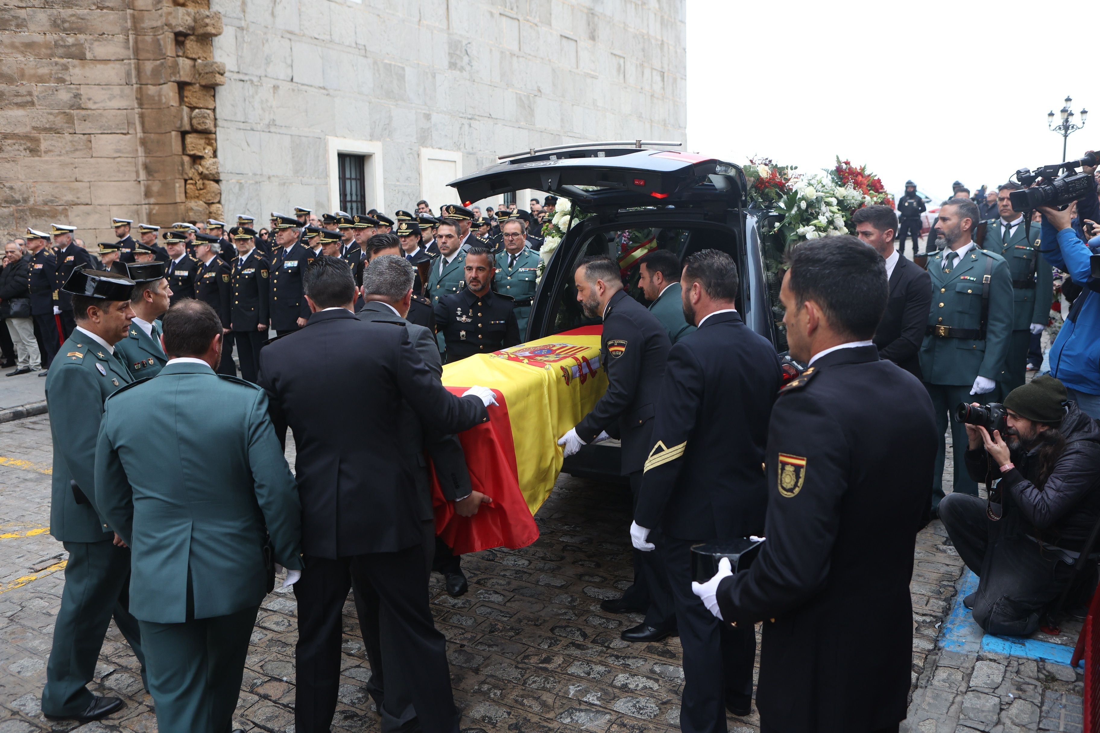 Agentes extraen el féretro del agente de San Fernando fallecido en Barbate antes del funeral - Foto: Nacho Frade (EuropaPress).