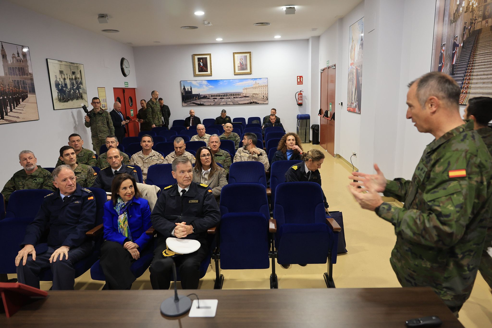 Visita de la ministra de Defensa a los cuarteles de la Guardia Real. Visita de la ministra de Defensa a los cuarteles de la Guardia Real.