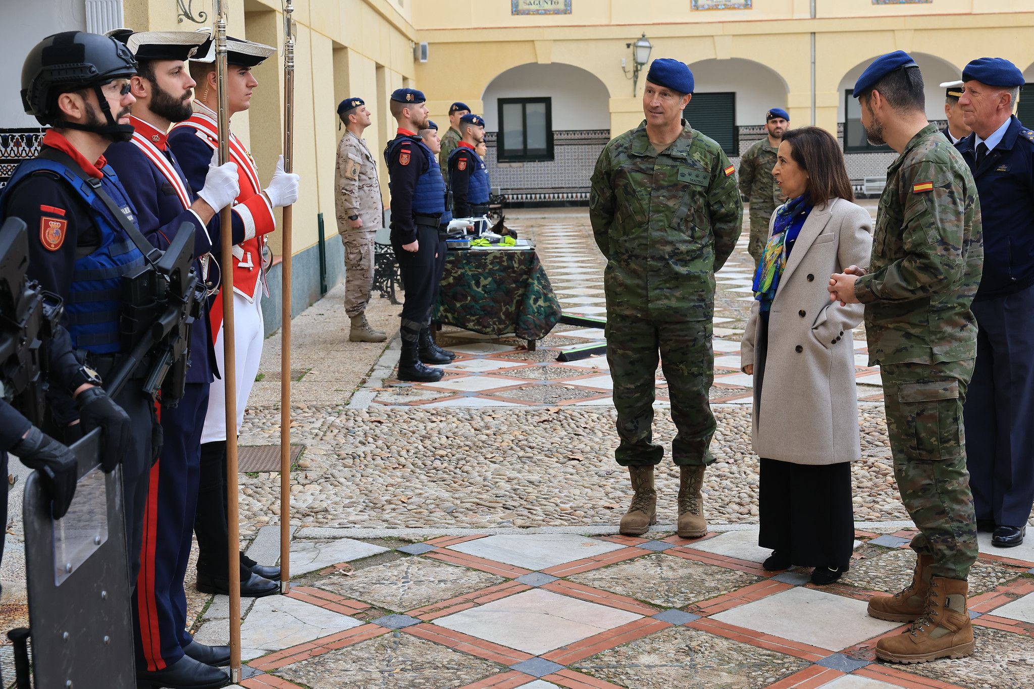 Visita de la ministra de Defensa a los cuarteles de la Guardia Real. Visita de la ministra de Defensa a los cuarteles de la Guardia Real.