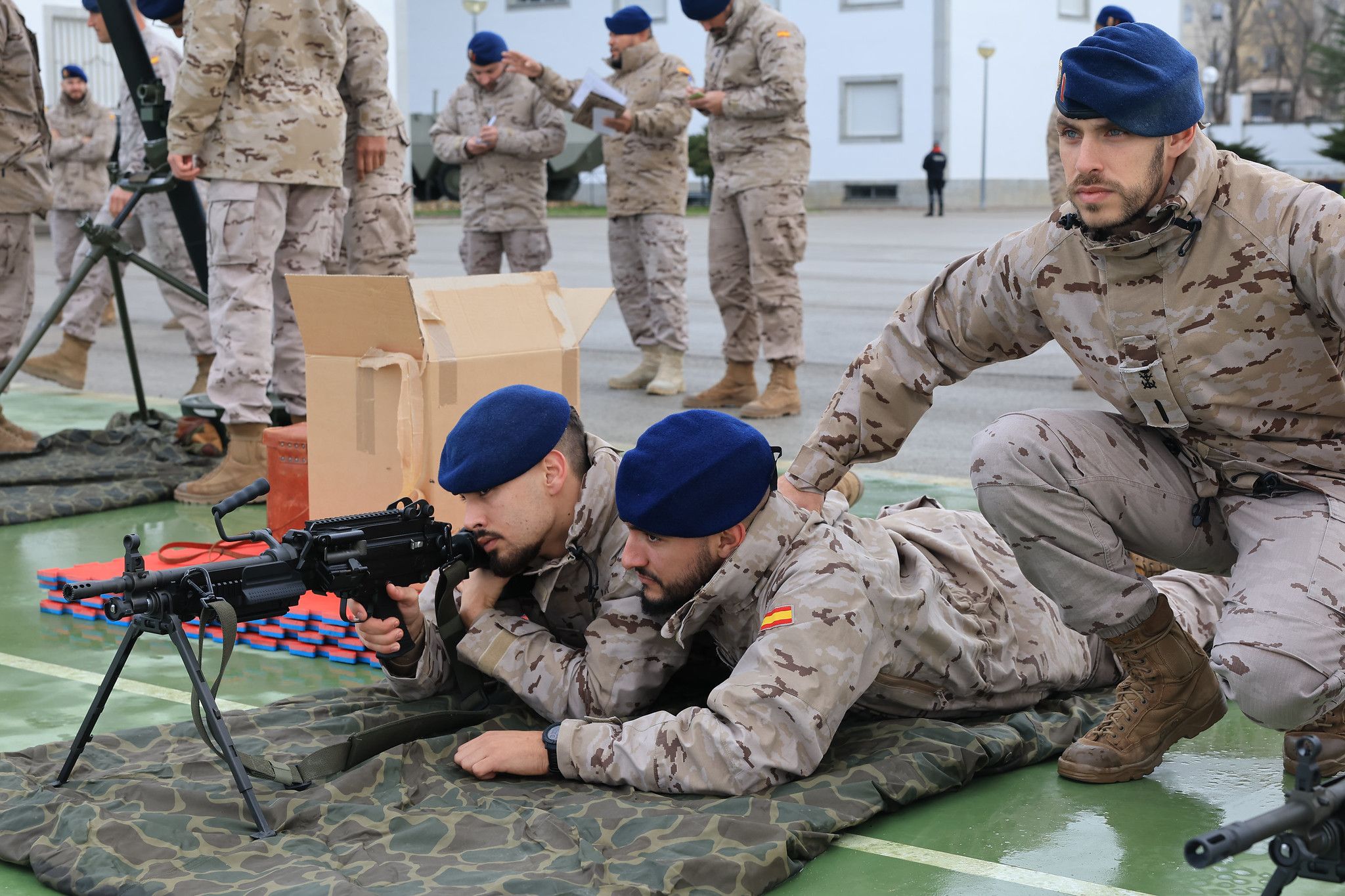 Visita de la ministra de Defensa a los cuarteles de la Guardia Real.