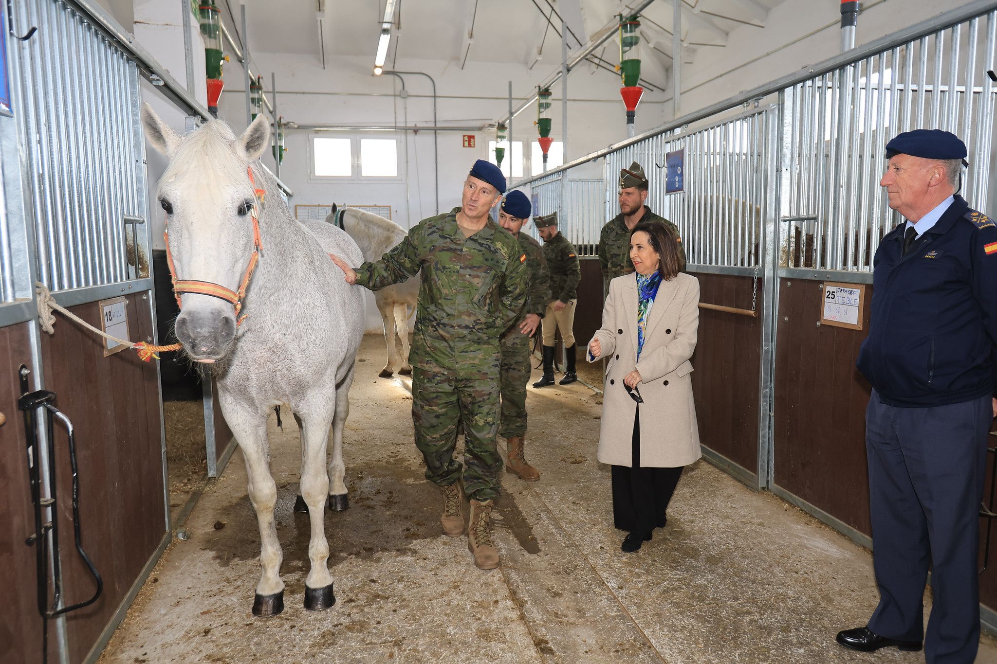 Visita de la ministra de Defensa a los cuarteles de la Guardia Real. Visita de la ministra de Defensa a los cuarteles de la Guardia Real.