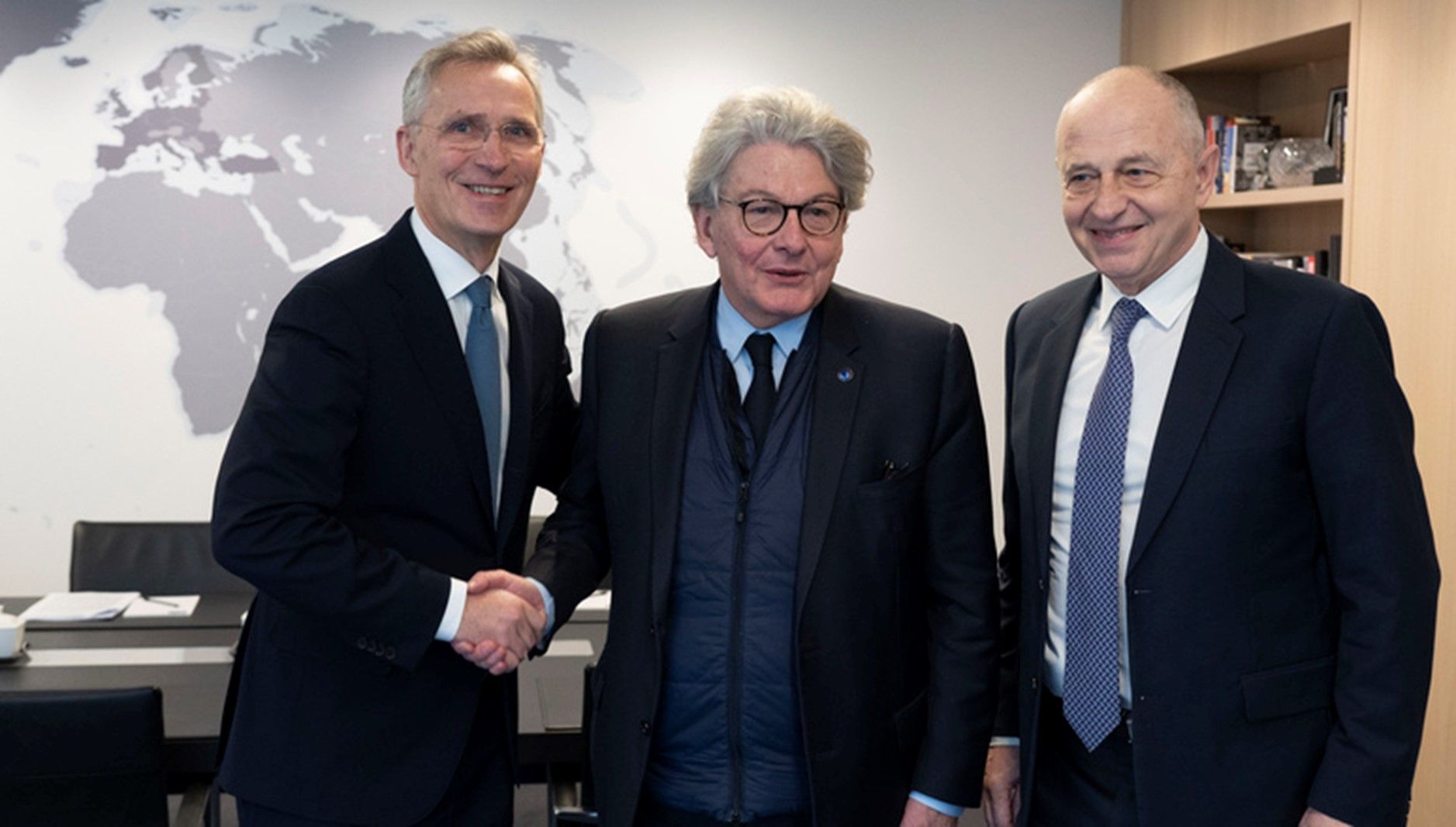 El Secretario General de la OTAN, Jon Stoltenberg, saludando al Comisario Europeo de Mercado Interior Thierry Breton y también junto al Adjunto del Secretario General en el Consejo Atlántico Mircea Geoana. Foto: OTAN.